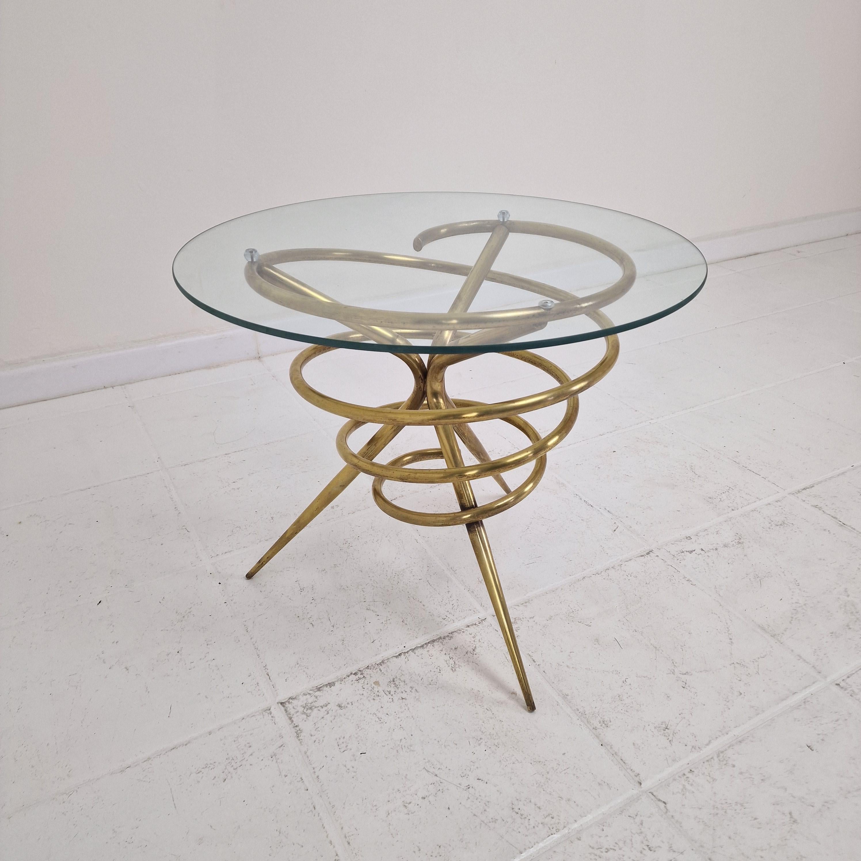 Elegant Italian Mid-Century Side Table with Sculptural Brass Base, 1970's in vendita 1