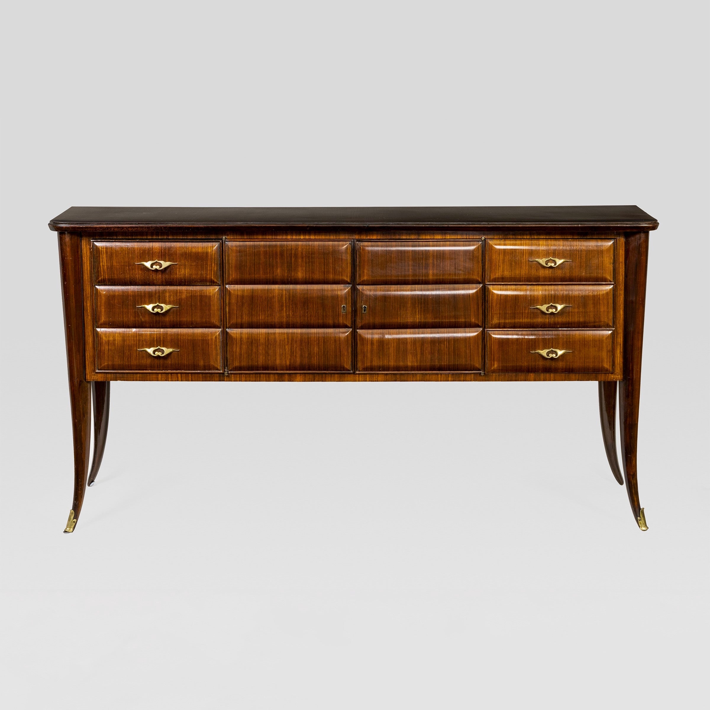 Elegantes italienisches Sideboard Barschrank  mit sechs  Schubladen und Messinggriffen und -sabots, in der Mitte ein Barschrank mit zwei Türen. 
 In sehr gutem Vintage-Zustand. Vor der Auslieferung werden wir das Gerät vollständig wiederherstellen.
