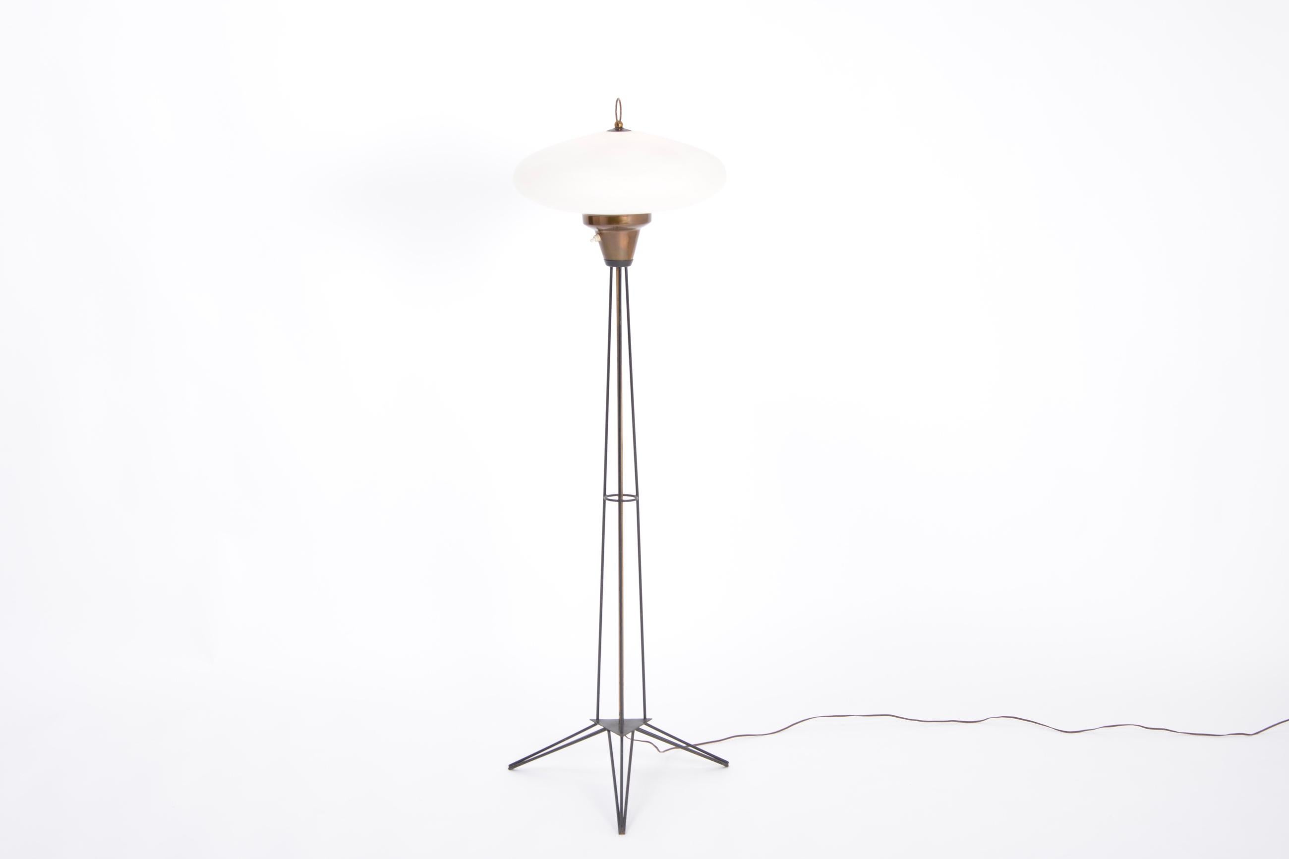 Elegant Italian midcentury opaline glass and iron floor lamp
Gorgeous Italian floor lamp on tripod legs made in brass, black varnished metal and opaline glass very similar to a Stilnovo design.
It is a vintage piece, therefore it might show slight