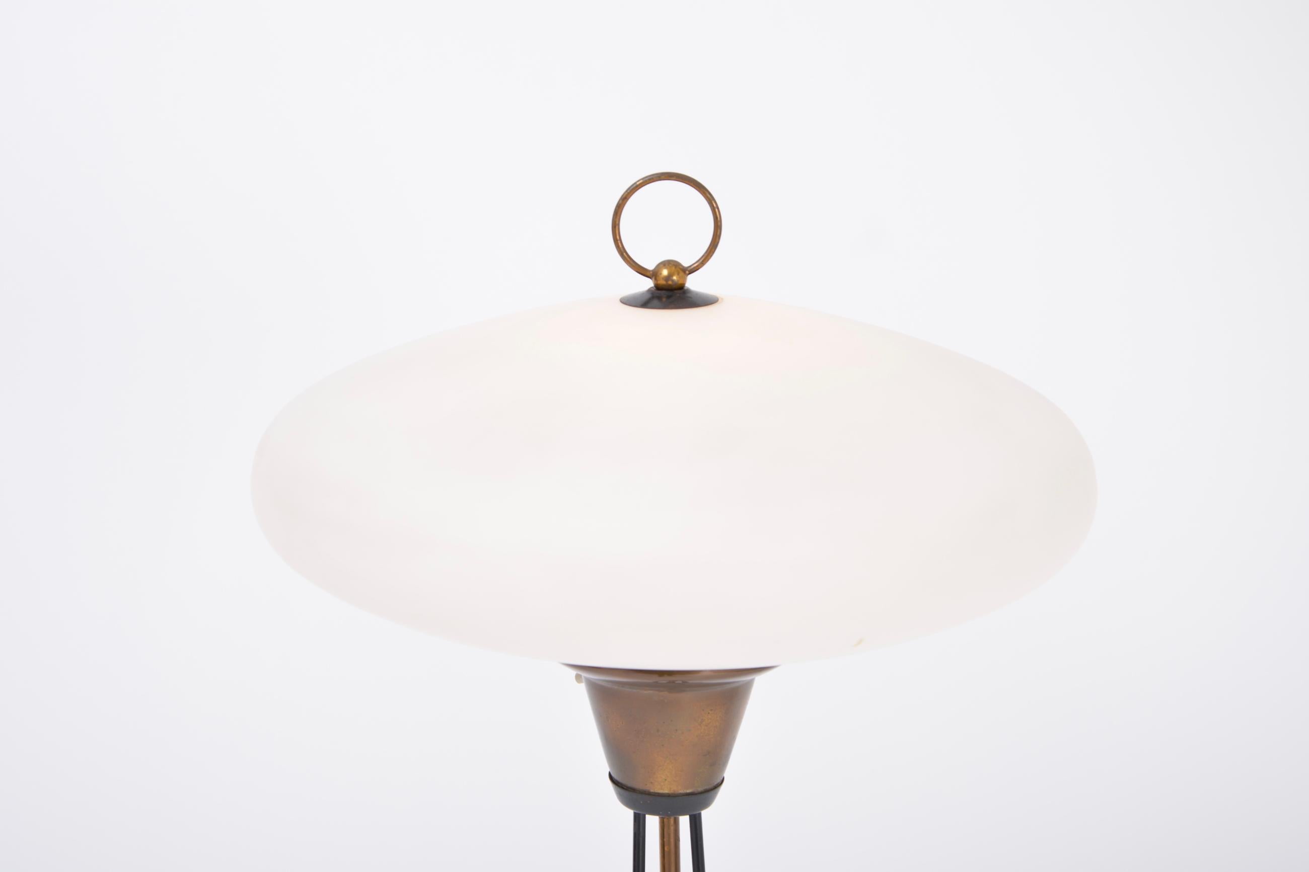 20ième siècle Elegance - Lampadaire italien du milieu du siècle en verre opalin et en fer en vente