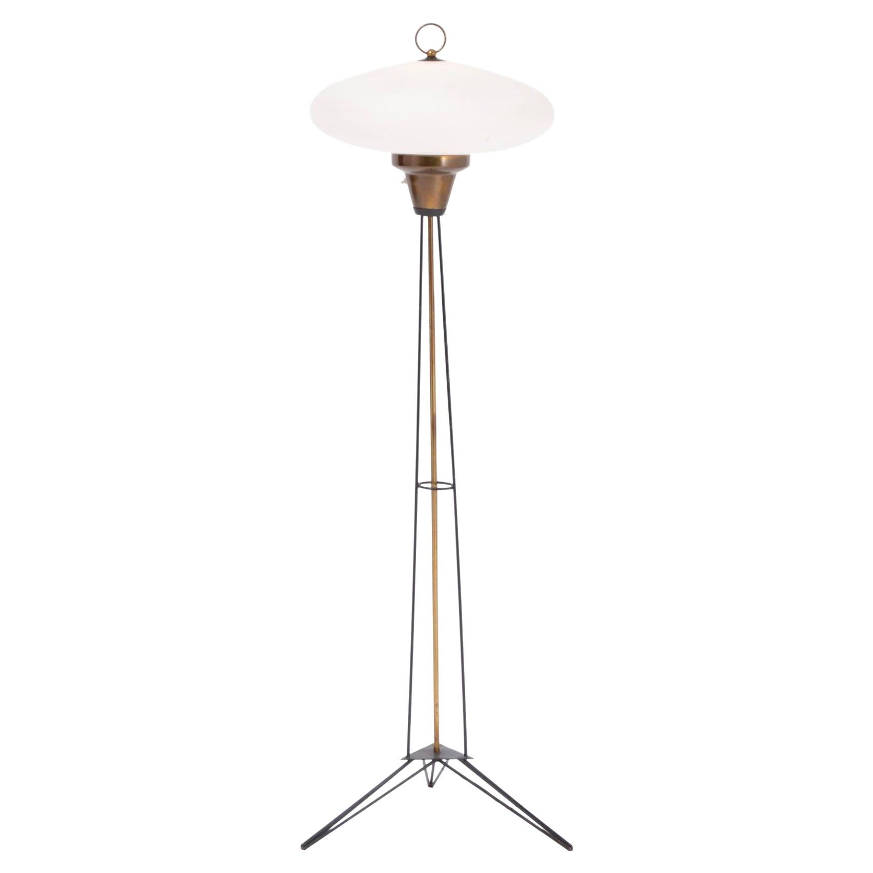 Elegante lampada da terra italiana del Medioevo in vetro opalino e ferro