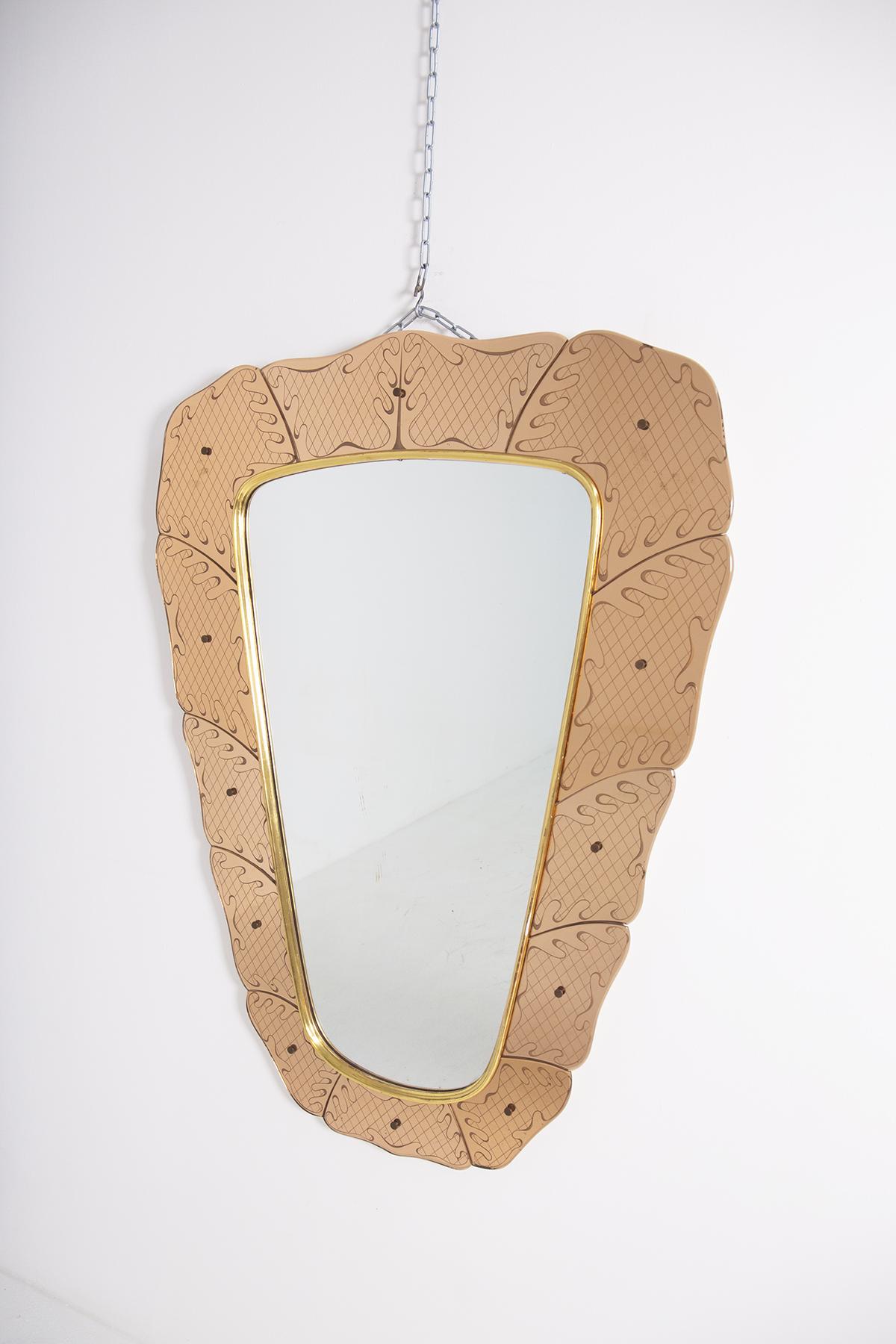Elegant and refined mid-century Italian mirror from the 1940s.
The mirror has been attributed to Luigi Fontana because of his workmanship and achievements.
The mirror features many iconographic elements.
Its frame made of pink artistic glass