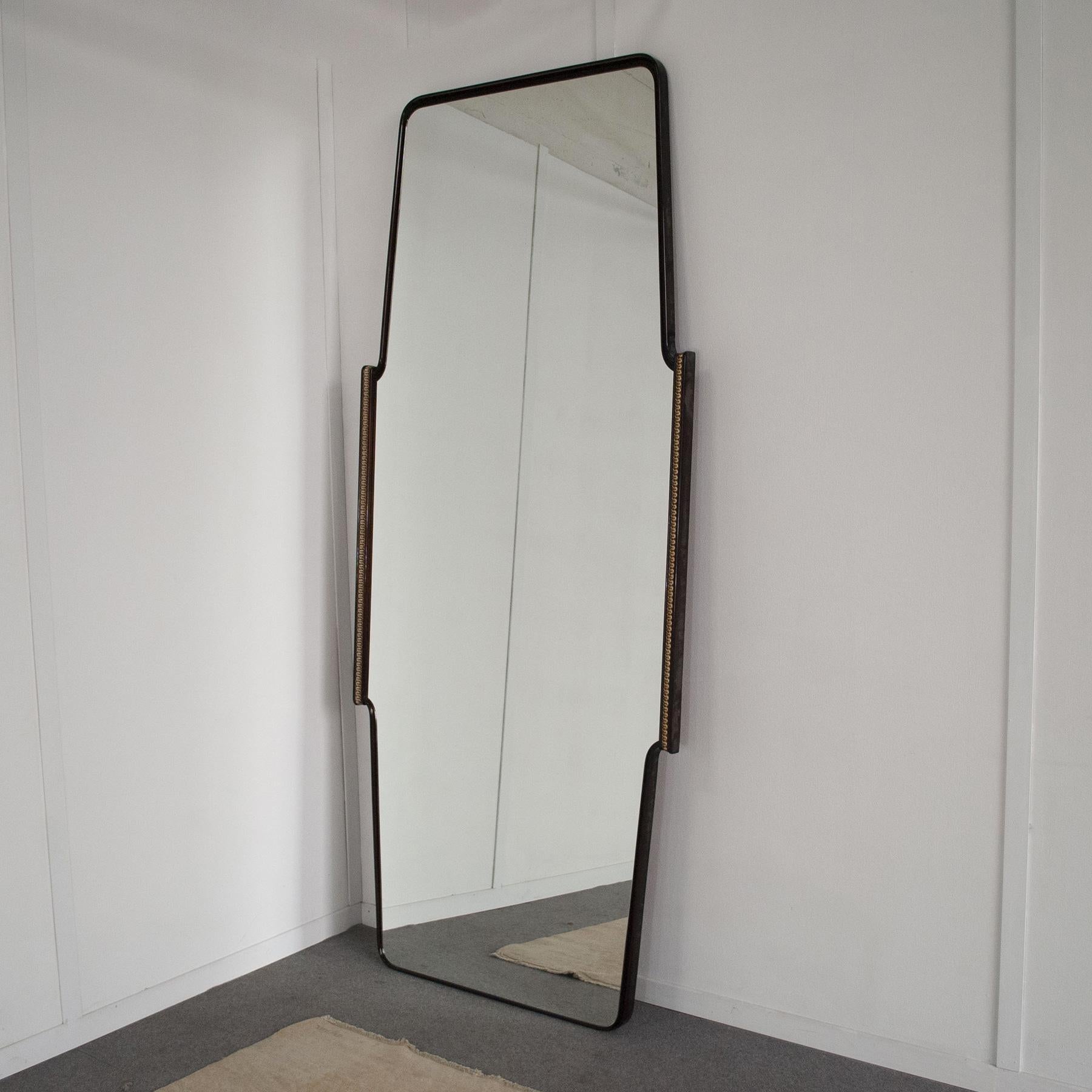 Elegant italian mirror in walnut production Dassi 1950s. 1