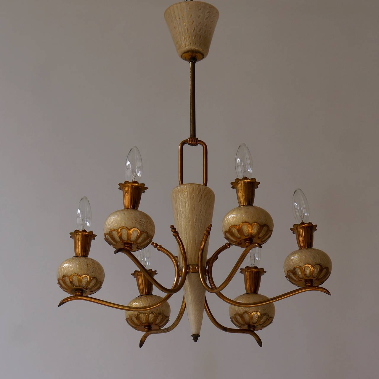 Elegant et charmant lustre exquis en verre de Murano soufflé à la main Barovier & Torso avec des inclusions d'or. Un lustre à six lumières par Barovier&Toso. 
Accepte six ampoules à petit culot (E-14) jusqu'à 60 watts par ampoule.

Mesures :