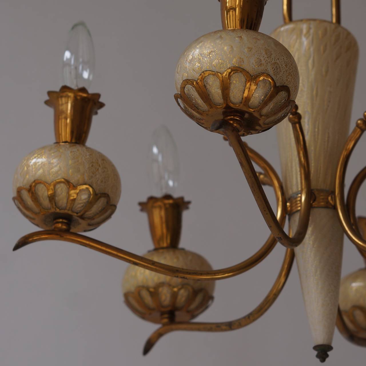 Elegant Italian Murano Gold Glass and Brass Chandelier by Barovier & Torso In Good Condition For Sale In Antwerp, BE