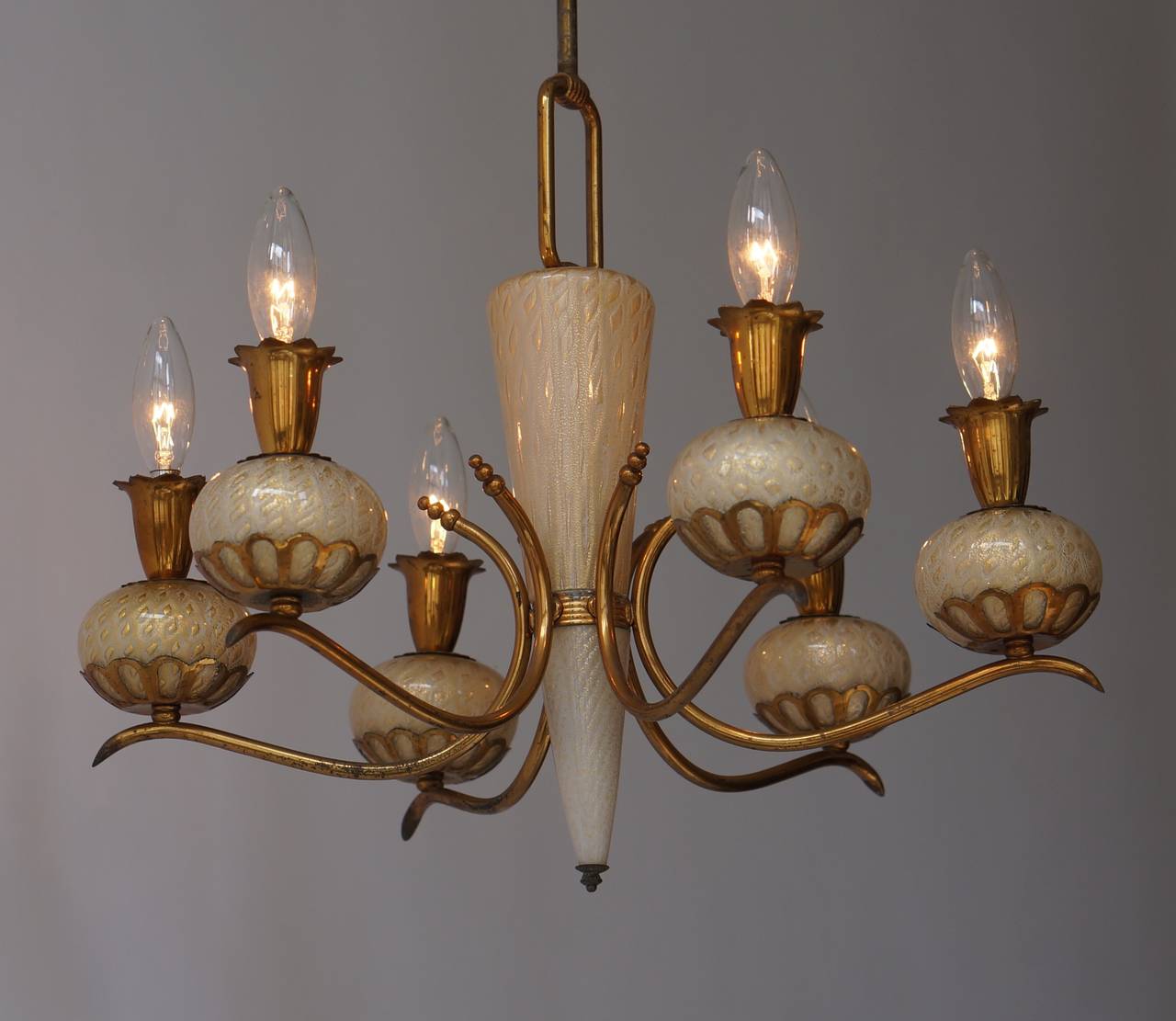 20th Century Elegant Italian Murano Gold Glass and Brass Chandelier by Barovier & Torso For Sale