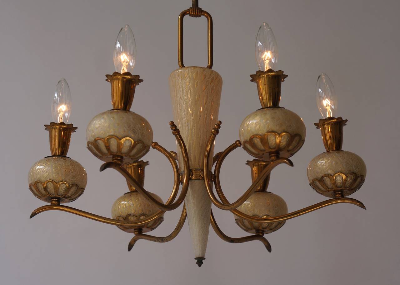 Elegant Italian Murano Gold Glass and Brass Chandelier by Barovier & Torso For Sale 2