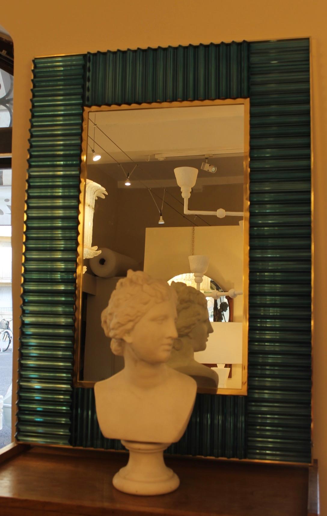 Eleganter italienischer Murano-Spiegel, goldene Messingstruktur, türkisblaue Murano-Glasplatten. Er kann an der vertikalen oder horizontalen Wand angebracht werden.