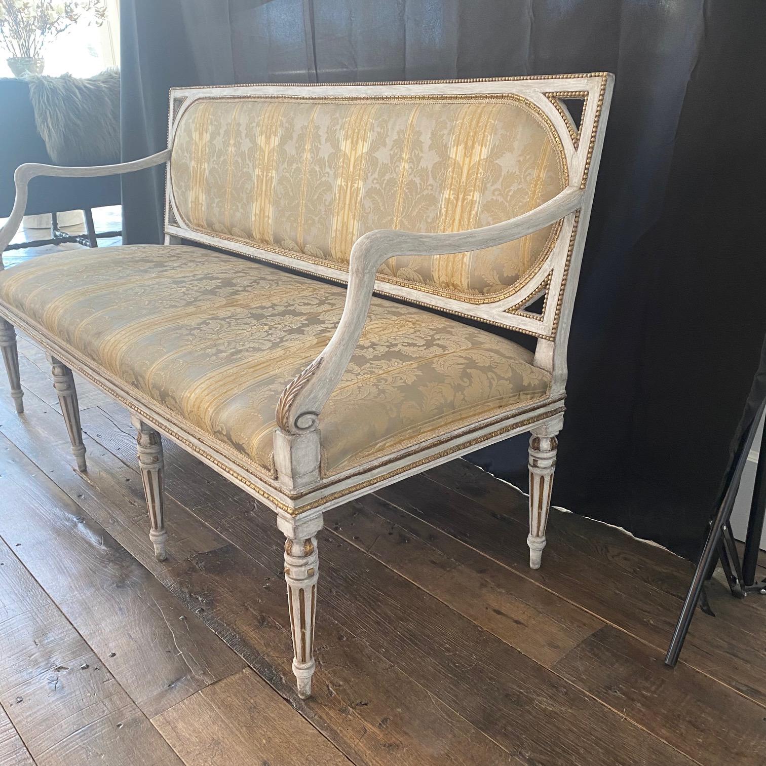 Elegantes italienisches neoklassizistisches Louis-XVI-Sofa im Angebot 4