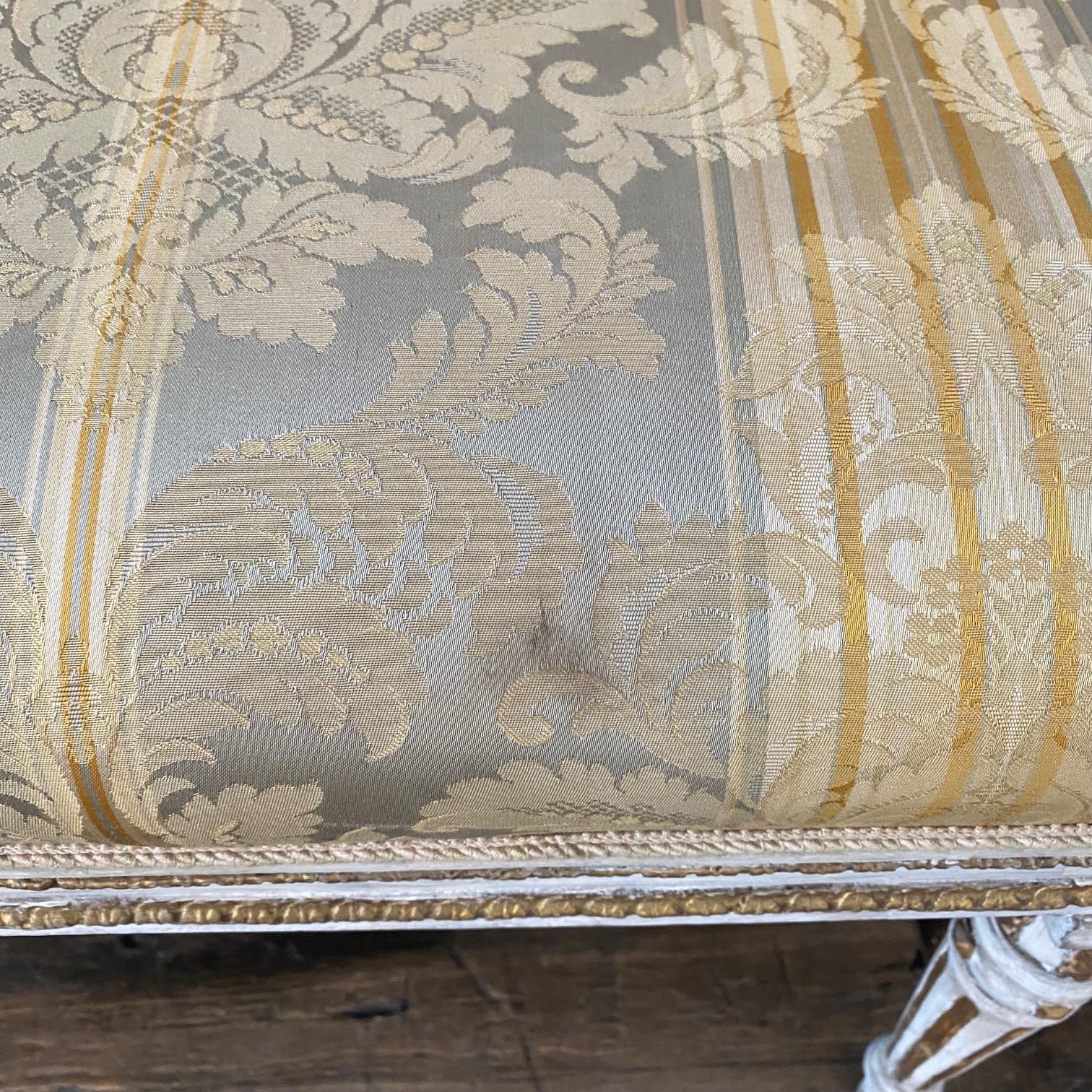 Elegantes italienisches neoklassizistisches Louis-XVI-Sofa im Angebot 6