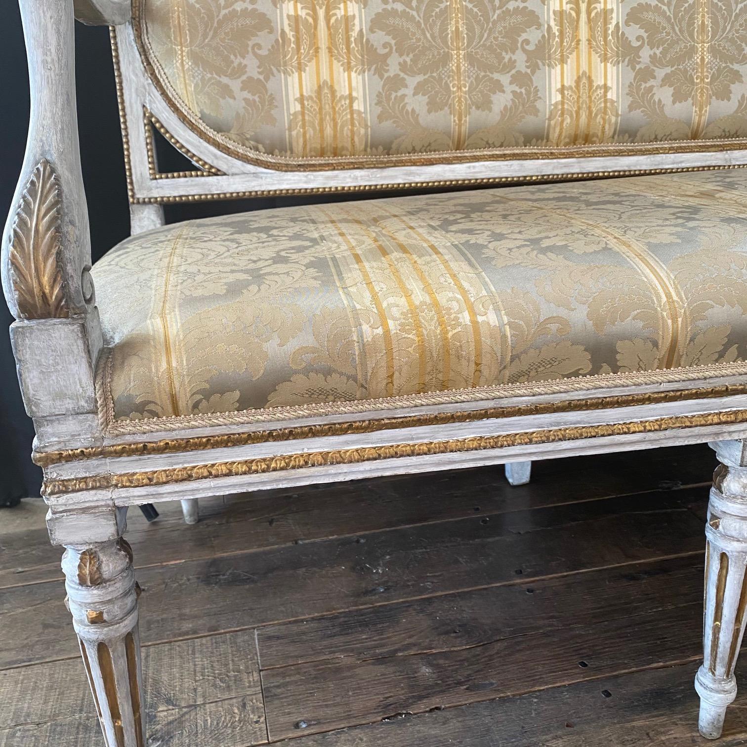 Elegantes italienisches neoklassizistisches Louis-XVI-Sofa (Polster) im Angebot