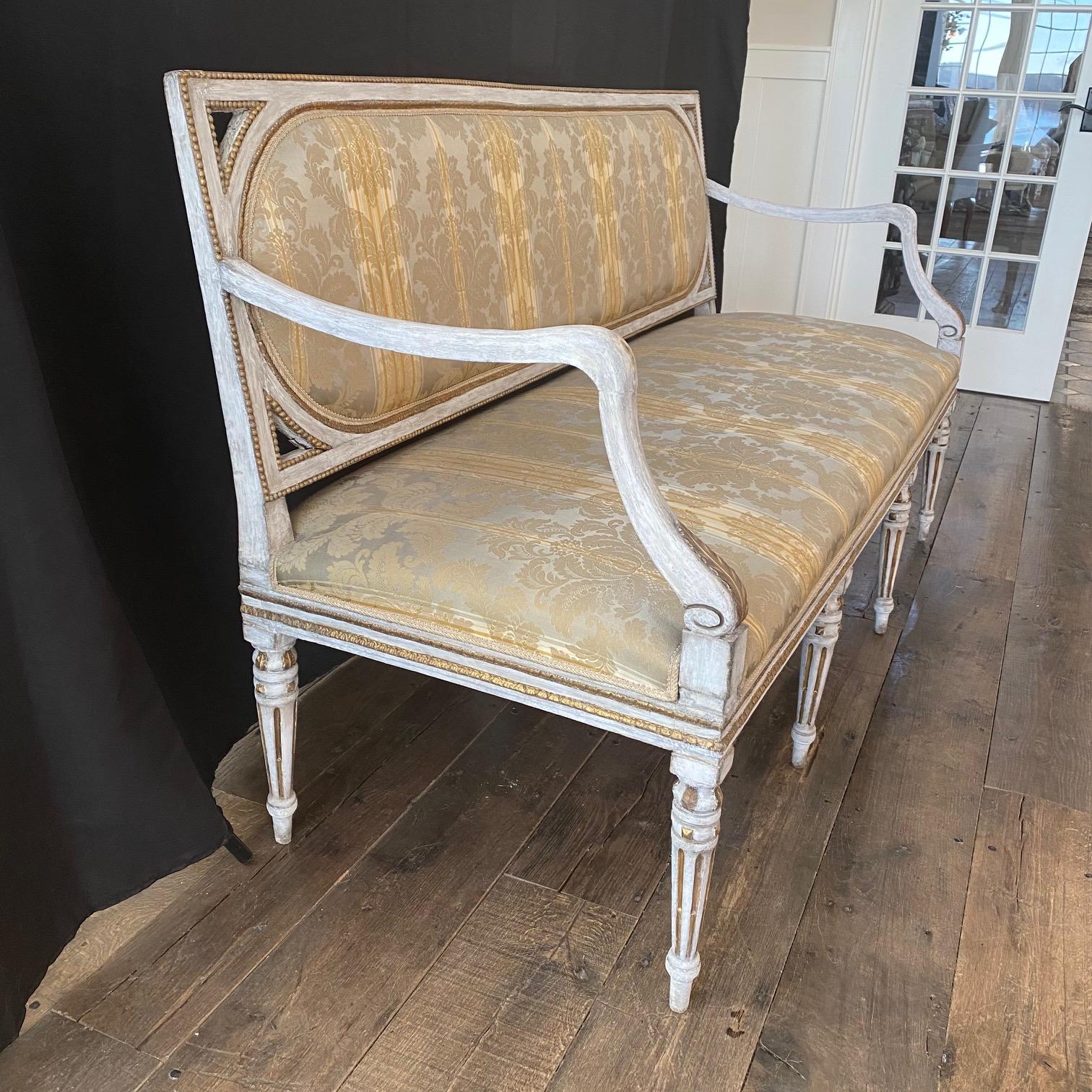 Elegantes italienisches neoklassizistisches Louis-XVI-Sofa im Angebot 1