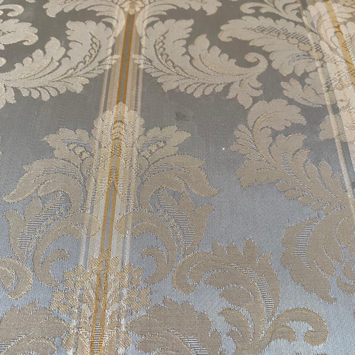 Elegantes italienisches neoklassizistisches Louis-XVI-Sofa im Angebot 2