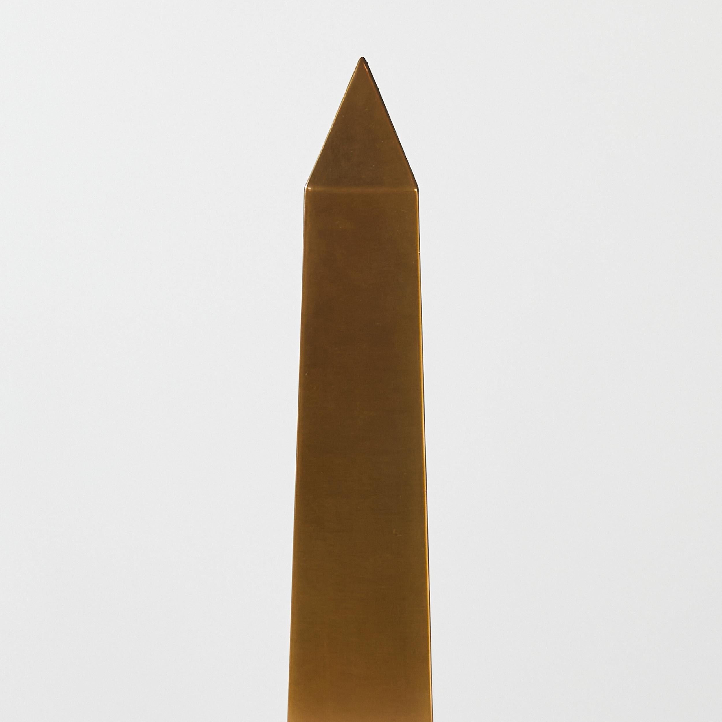 20ième siècle Élégant obélisque italien en bronze en vente