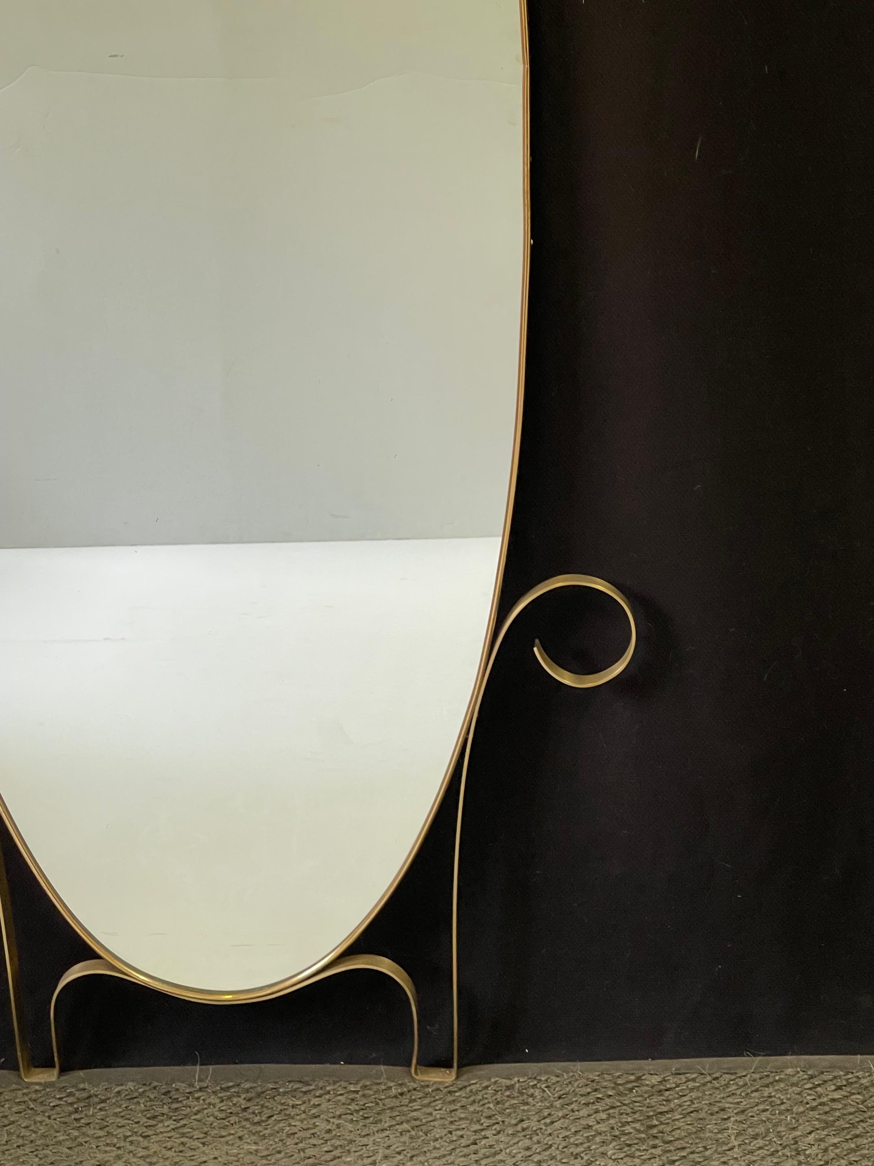 Elegant Italian Oval Wall Mirror in Brass For Sale 1