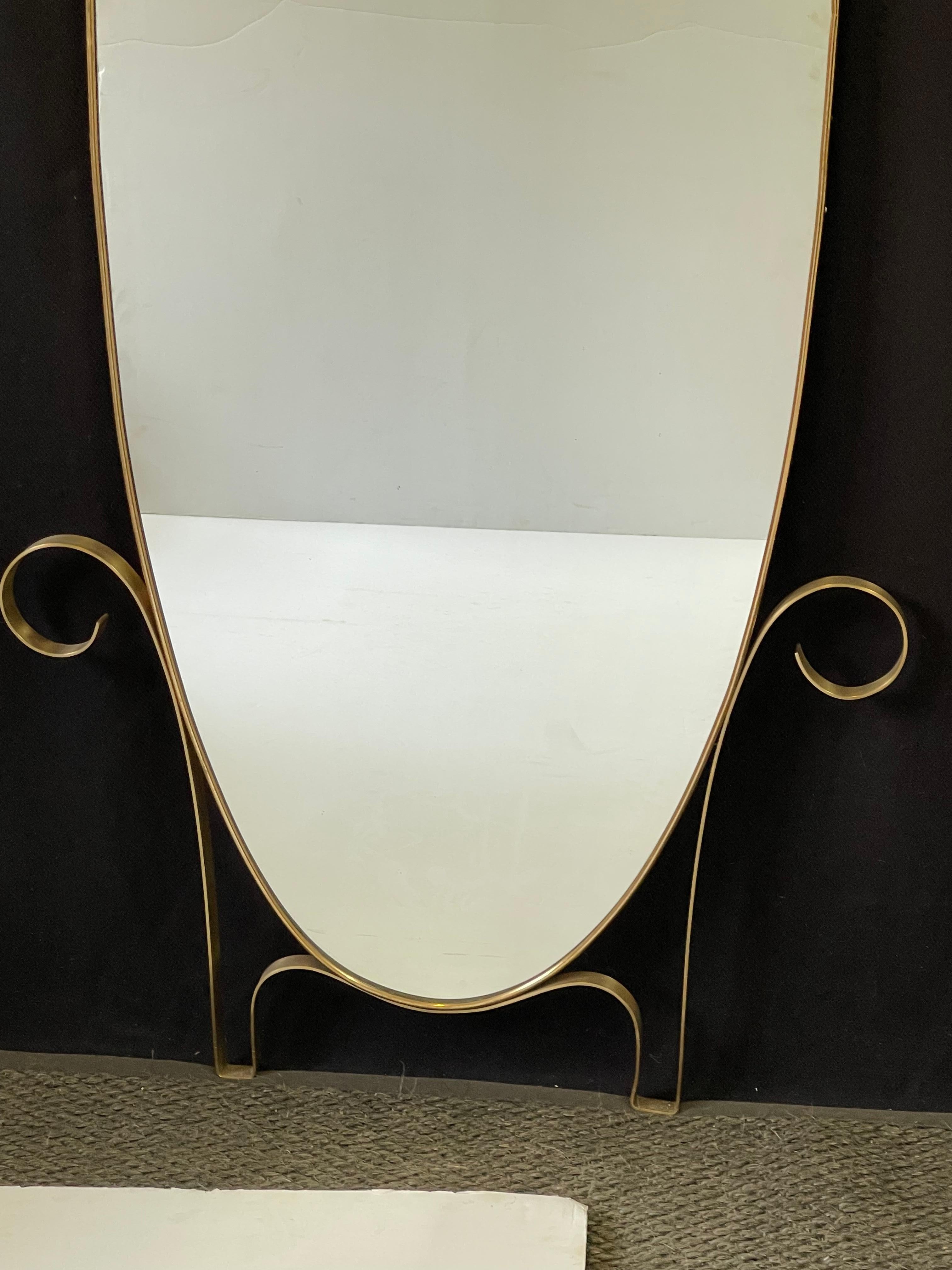 Élégant miroir mural ovale italien en laiton en vente 1