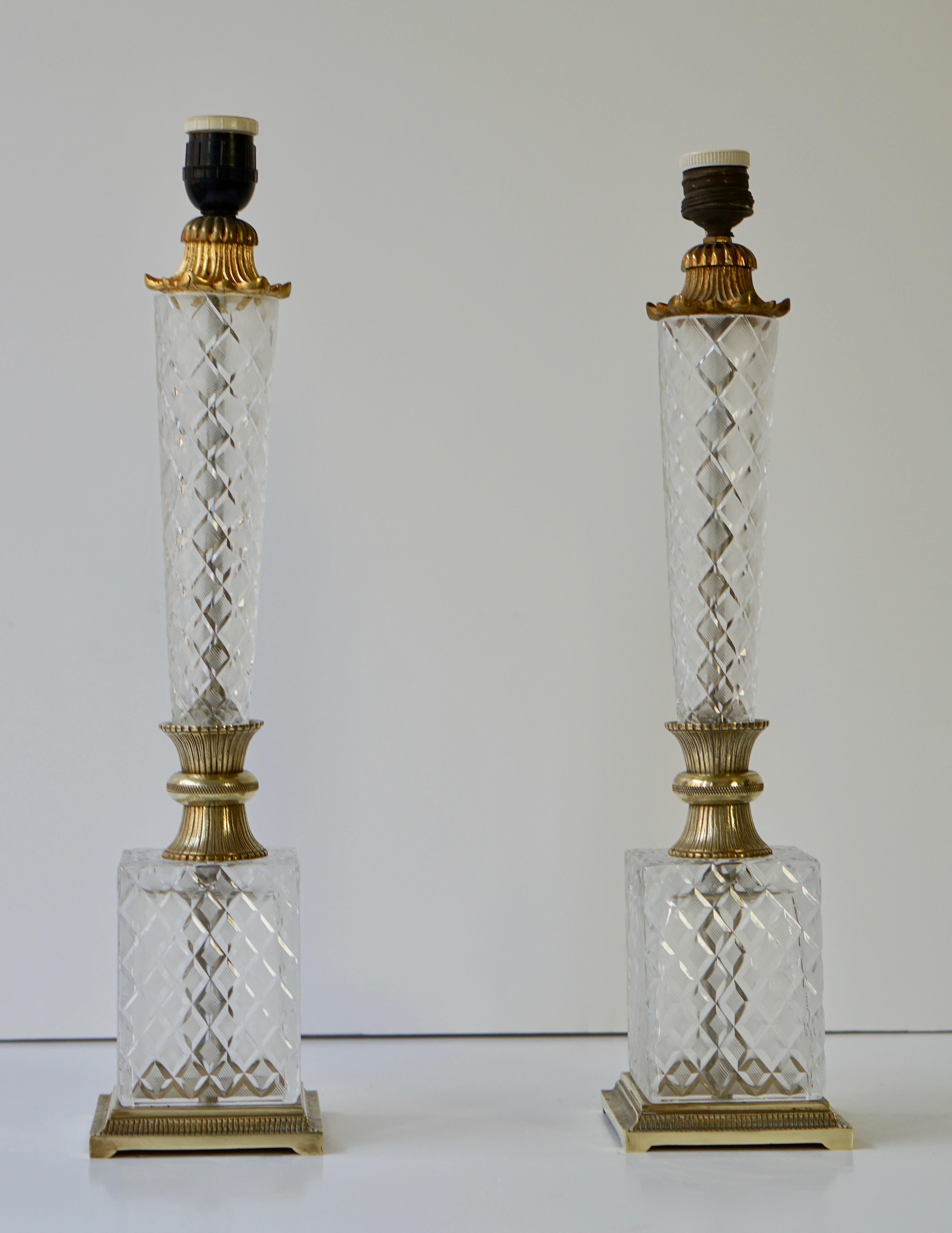 An elegant Italian pair of gilt doré bronze and diamond cut crystal, ormolu-mounted column-form neoclassical lamps in the manner of baccarat.
Measures: Height 51 cm.