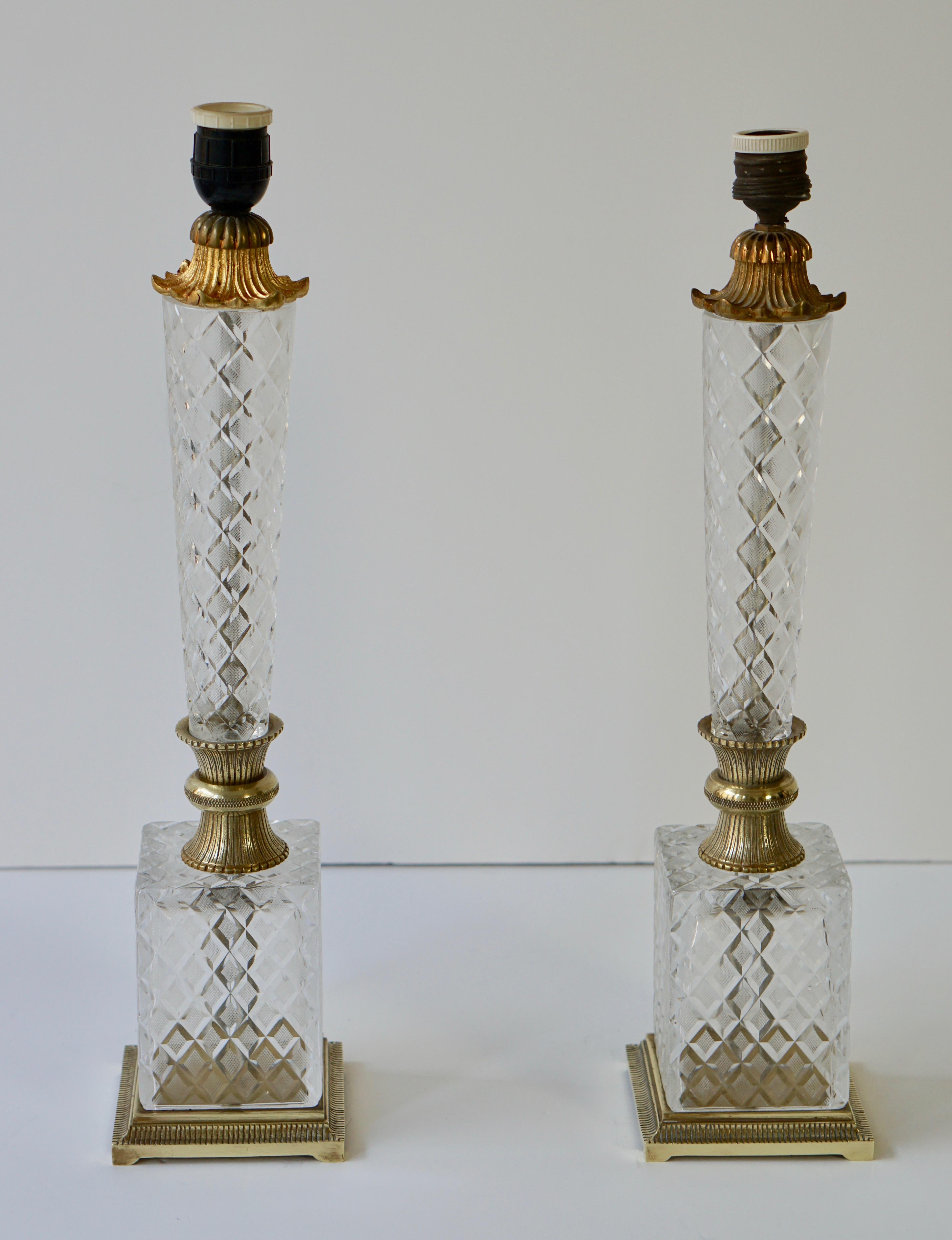 Hollywood Regency Elegant Italian Pair of Doré Bronze Cut Crystal Ormolu Column Neoclassical Lamps For Sale