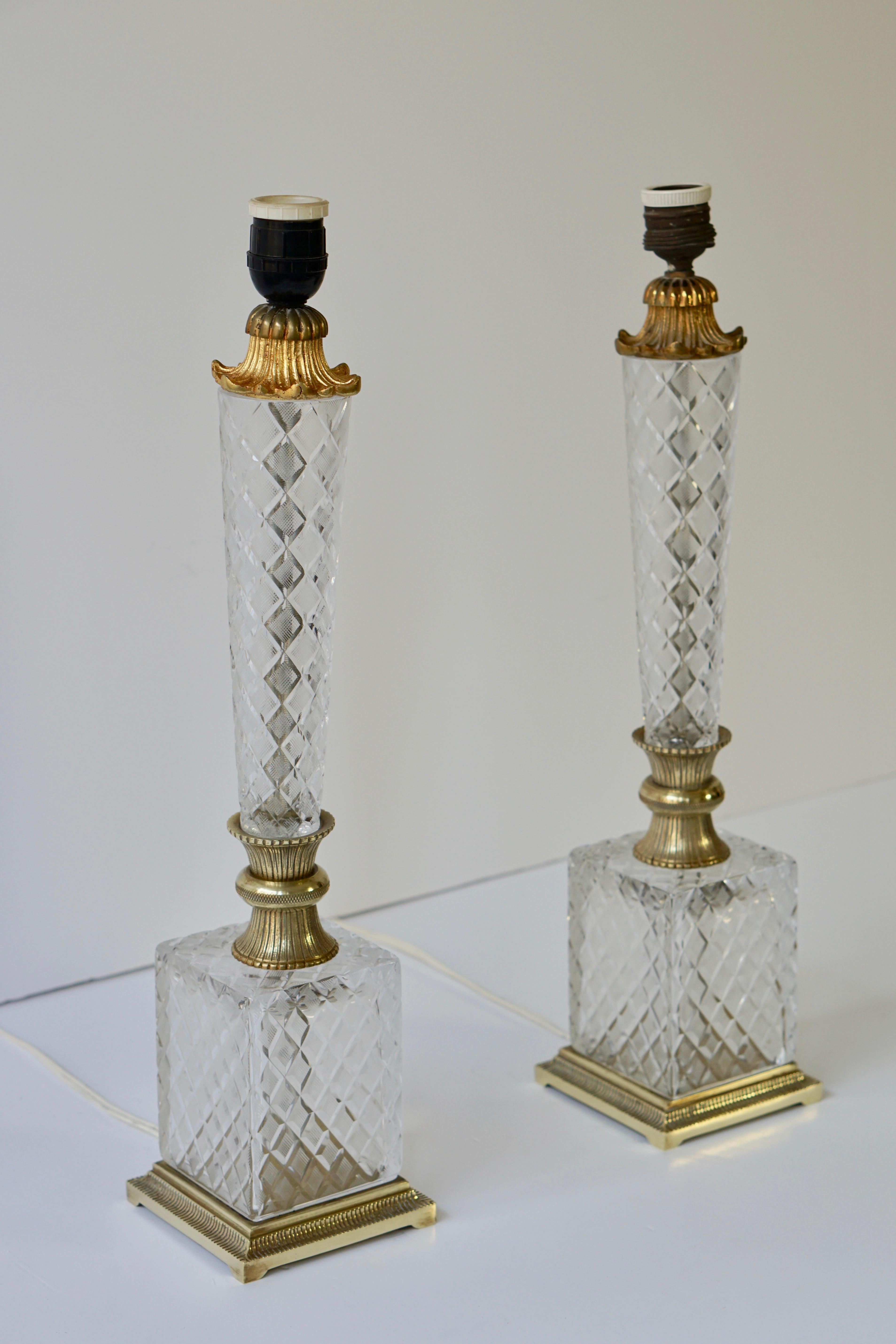 Faceted Elegant Italian Pair of Doré Bronze Cut Crystal Ormolu Column Neoclassical Lamps For Sale