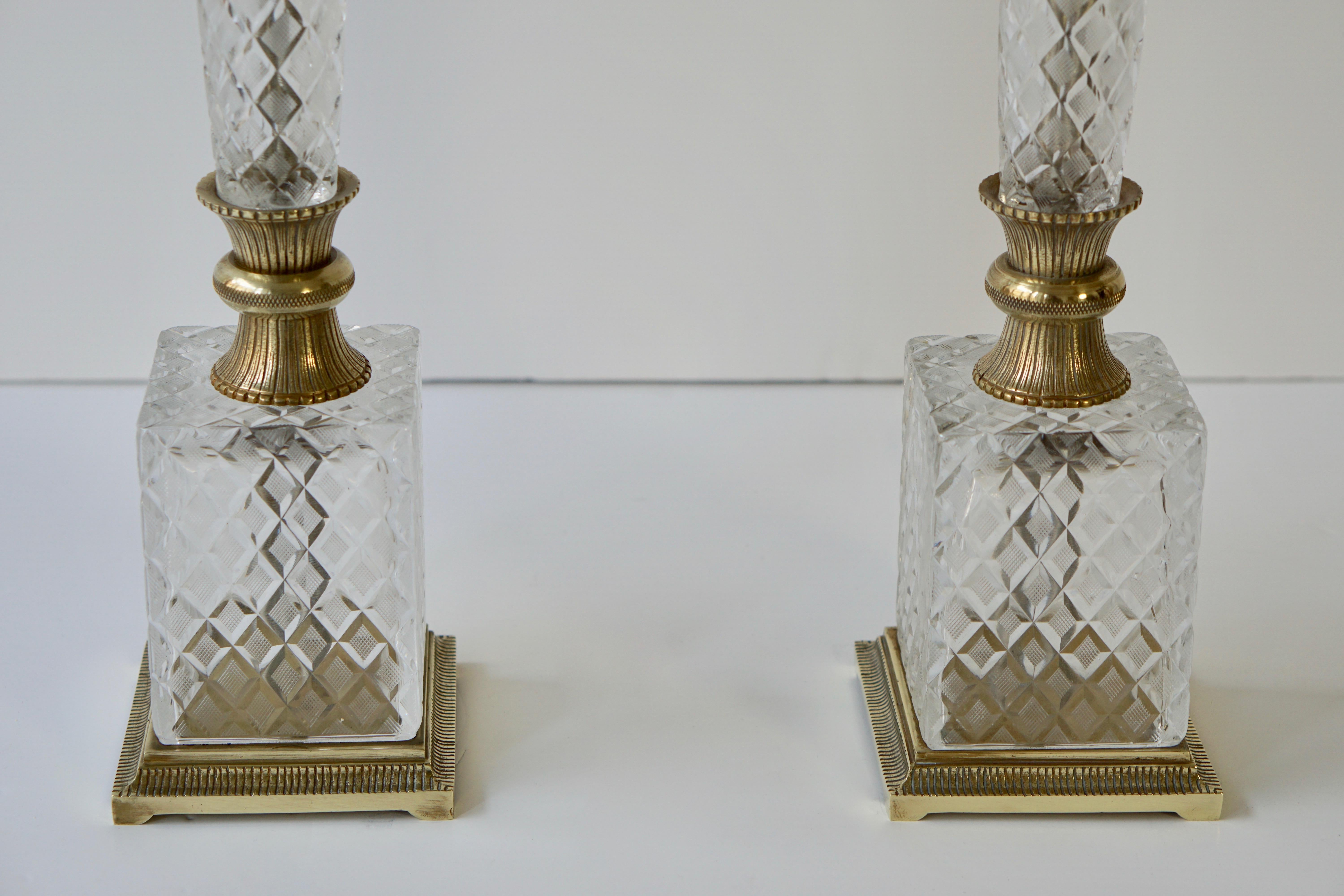 Elegant Italian Pair of Doré Bronze Cut Crystal Ormolu Column Neoclassical Lamps In Good Condition For Sale In Antwerp, BE