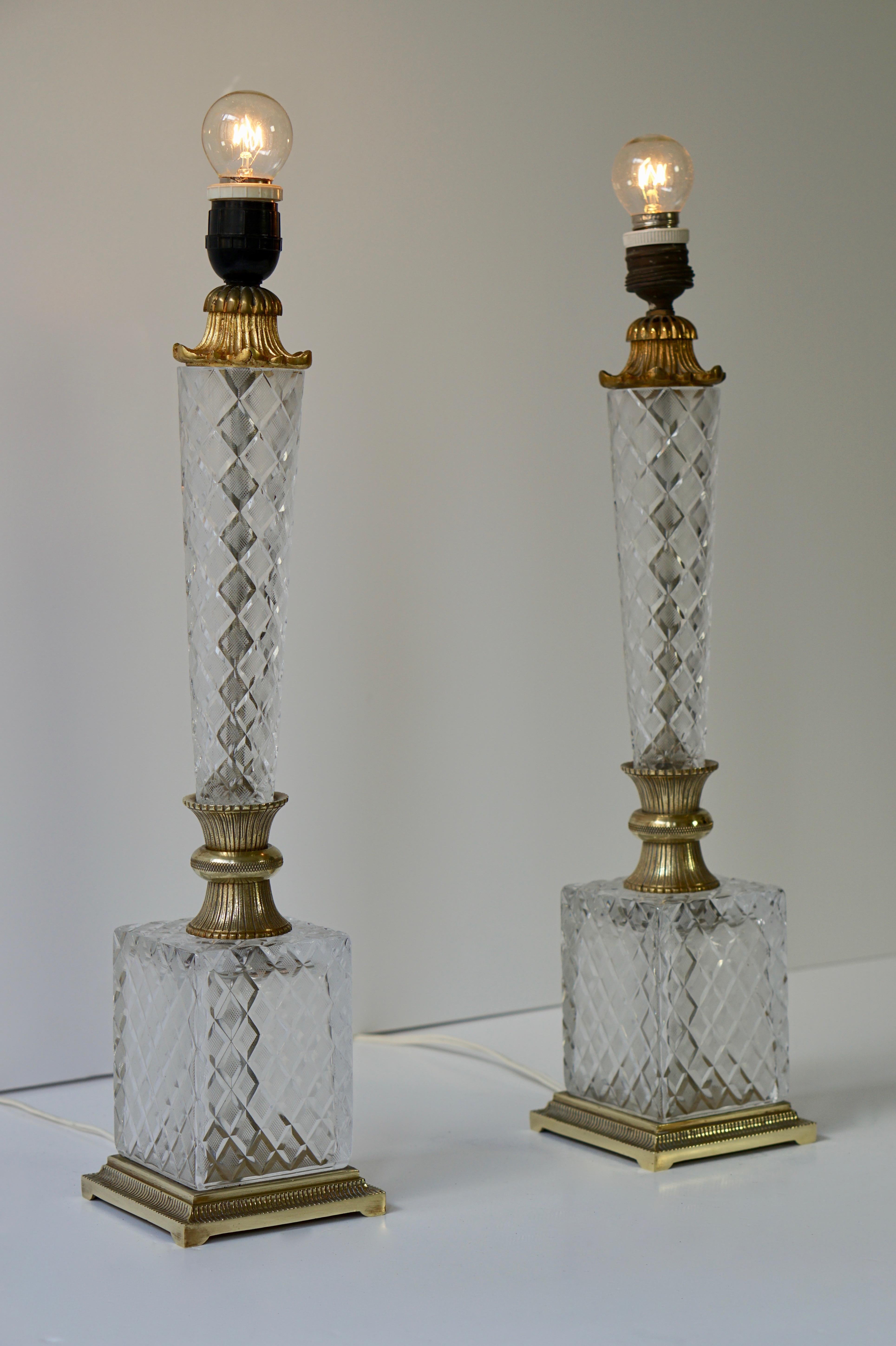 20th Century Elegant Italian Pair of Doré Bronze Cut Crystal Ormolu Column Neoclassical Lamps For Sale