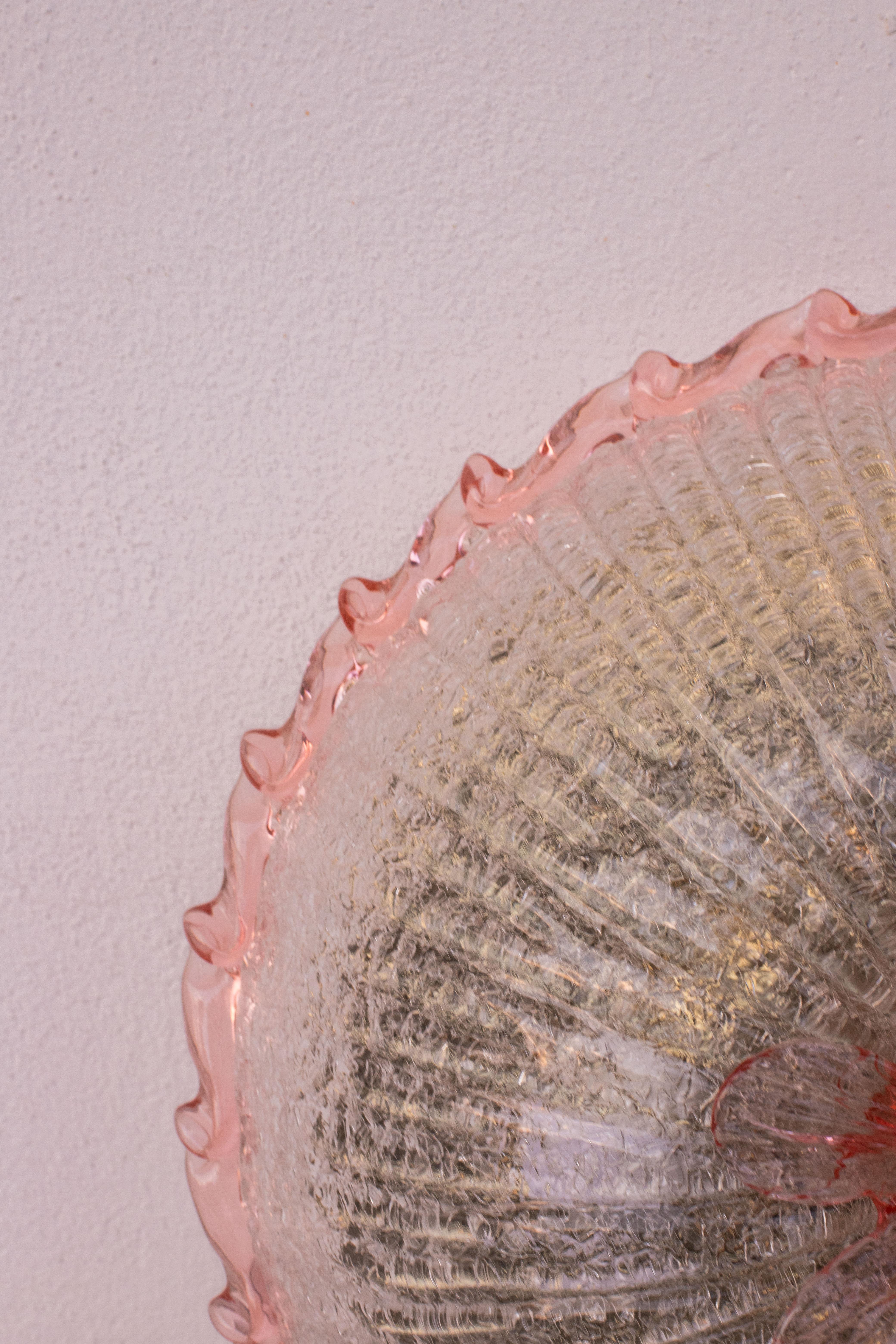 Élégante fleur de plafond italienne rose et en verre de Murano Bon état - En vente à Roma, IT