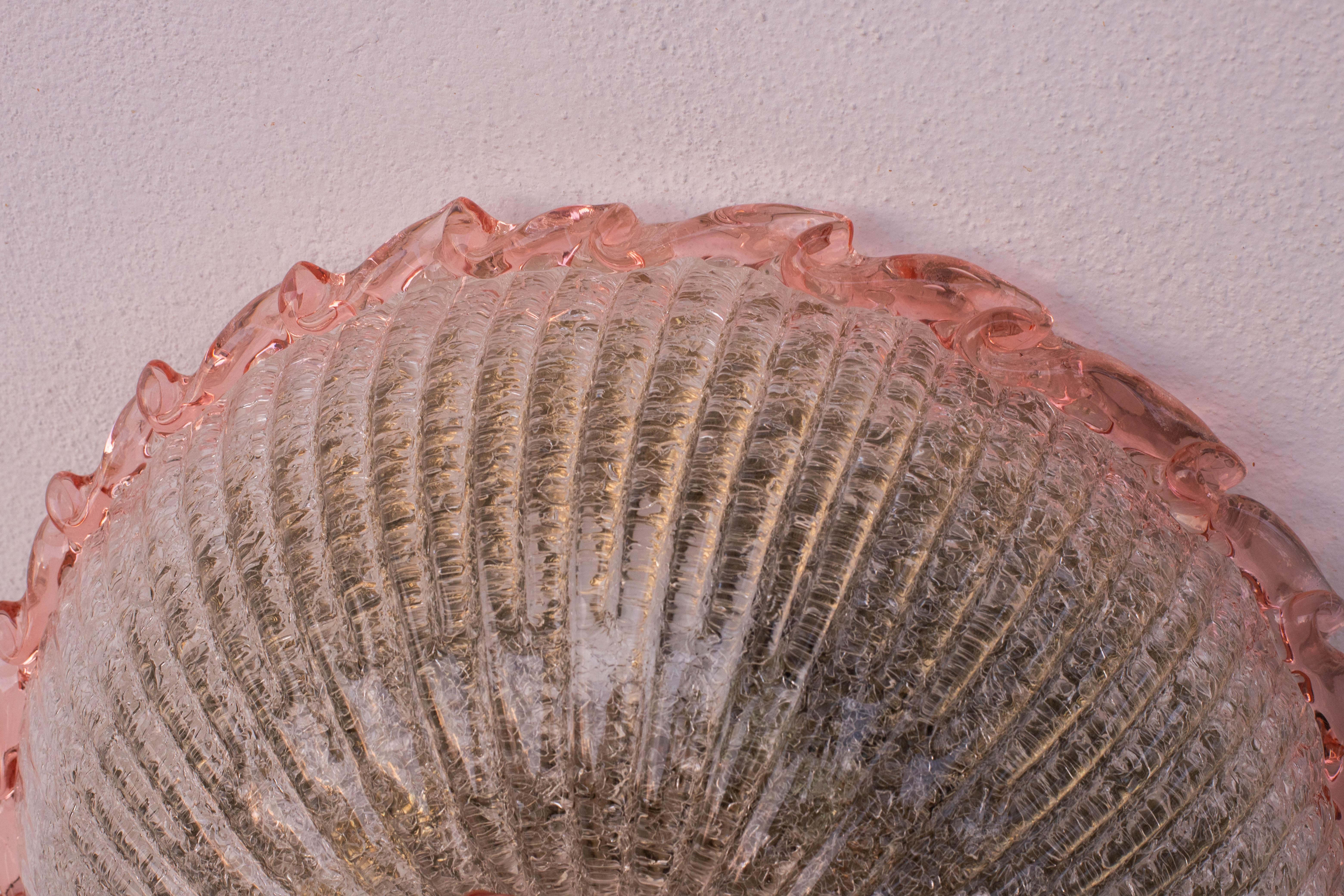 Fin du 20e siècle Élégante fleur de plafond italienne rose et en verre de Murano en vente