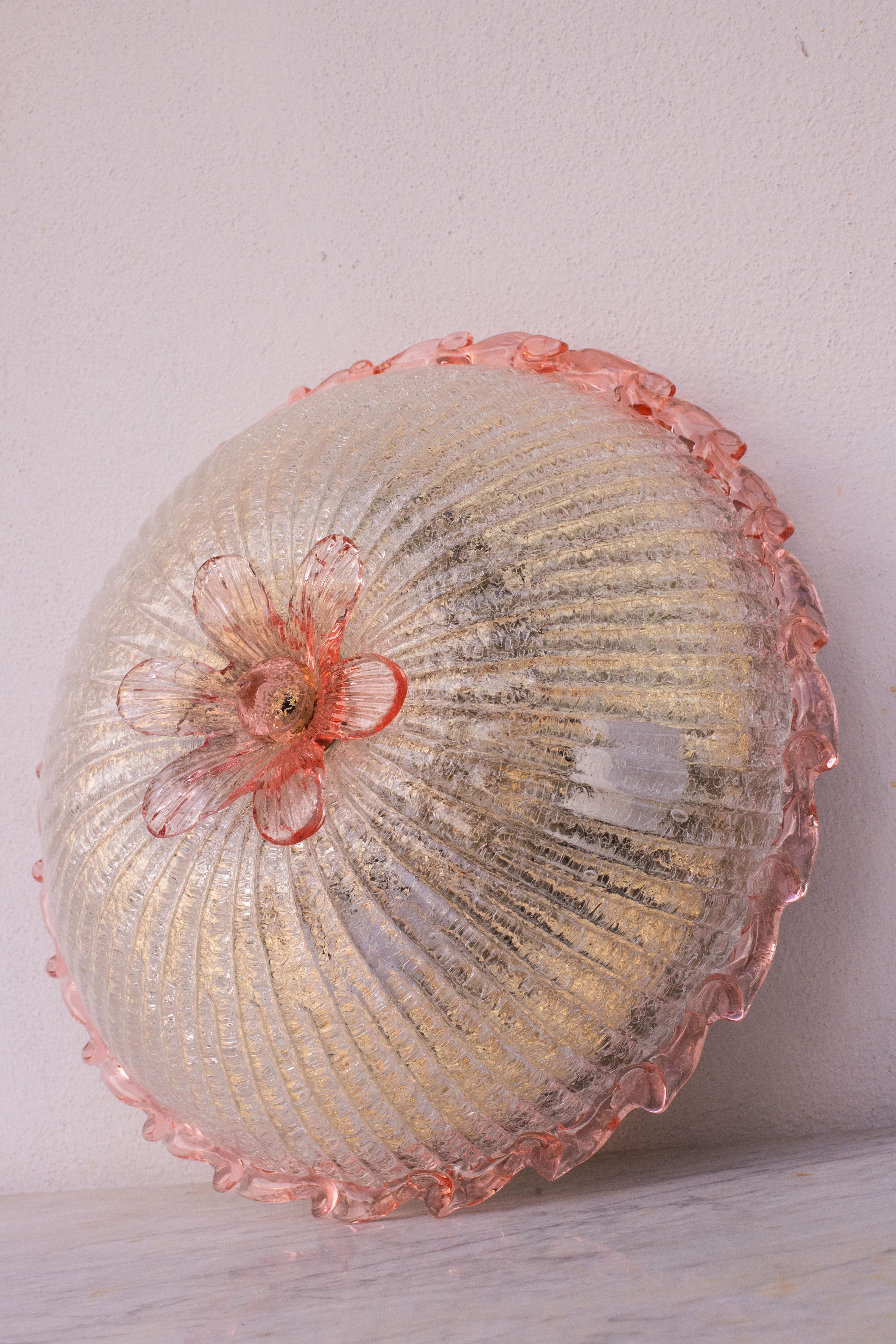 Élégante fleur de plafond italienne rose et en verre de Murano en vente 1