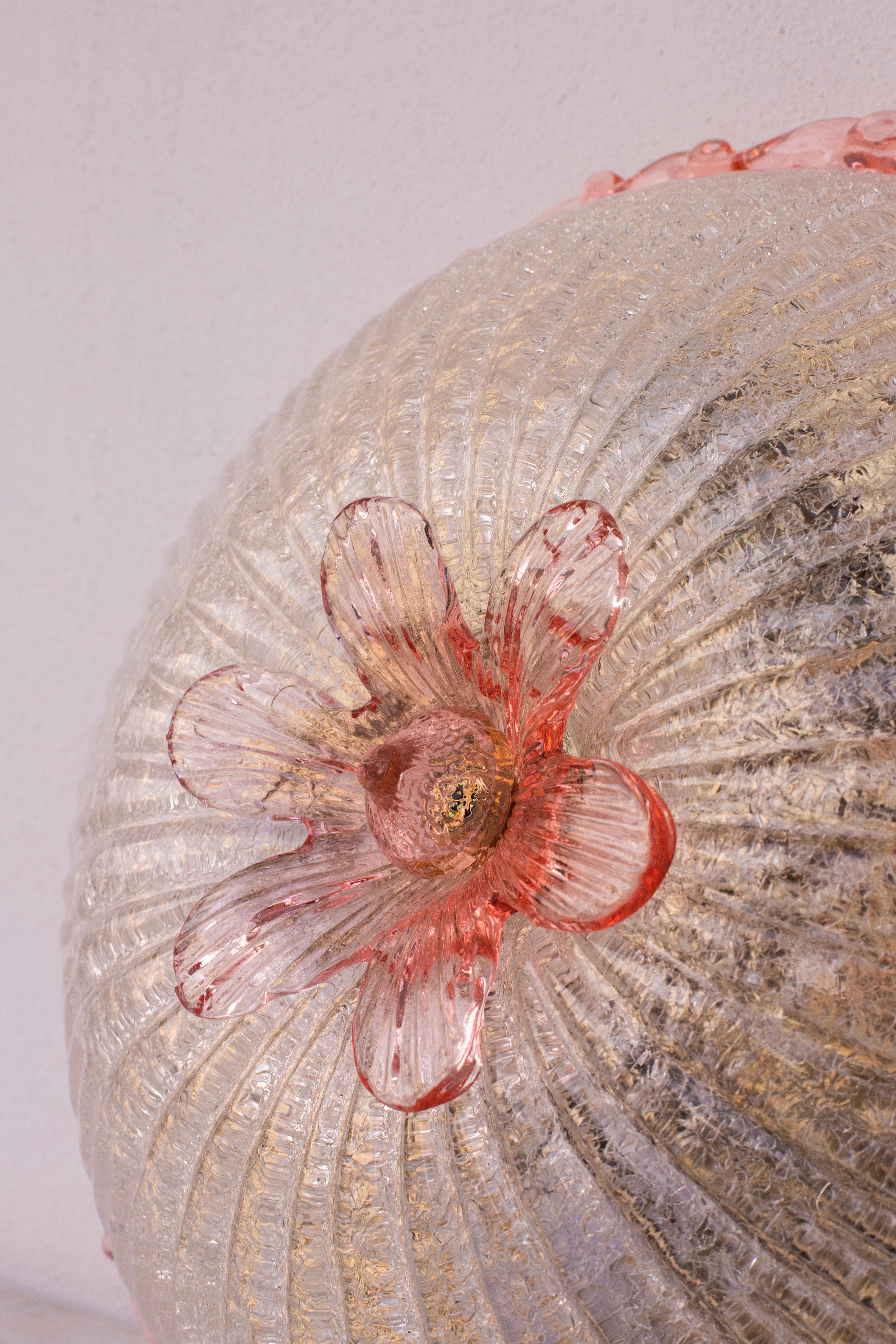 Élégante fleur de plafond italienne rose et en verre de Murano en vente 2