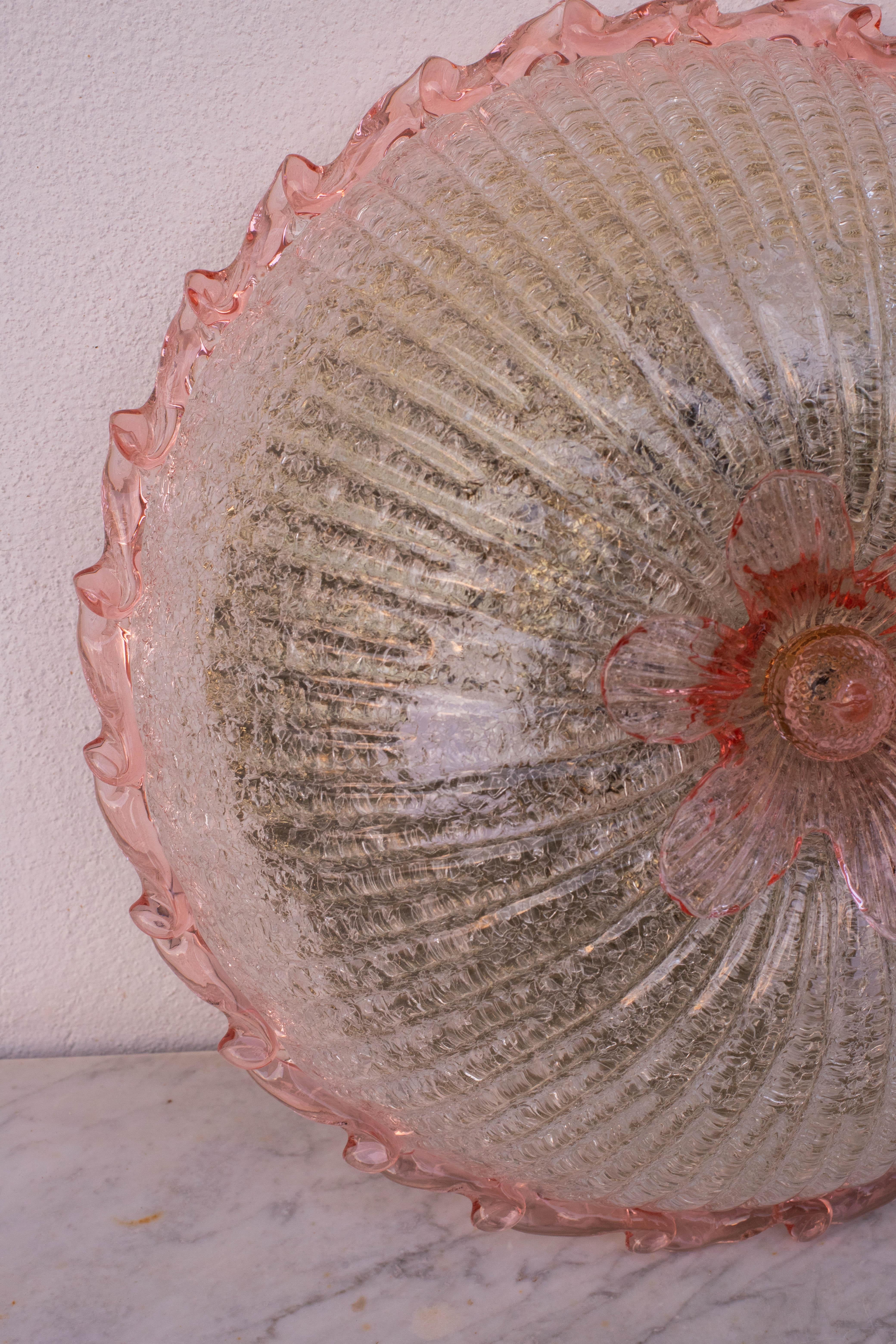 Élégante fleur de plafond italienne rose et en verre de Murano en vente 3