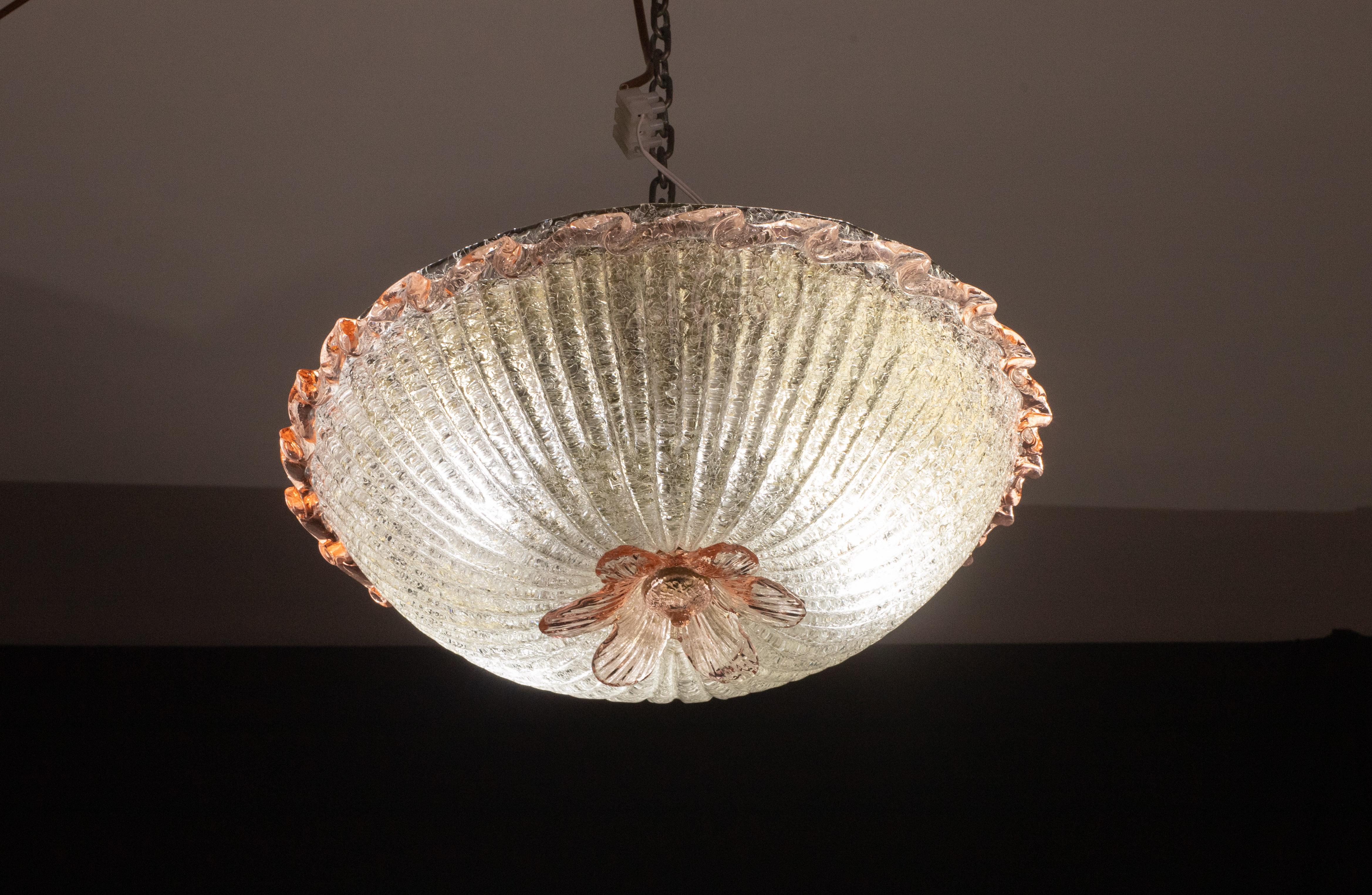 Élégante fleur de plafond italienne rose et en verre de Murano en vente 4