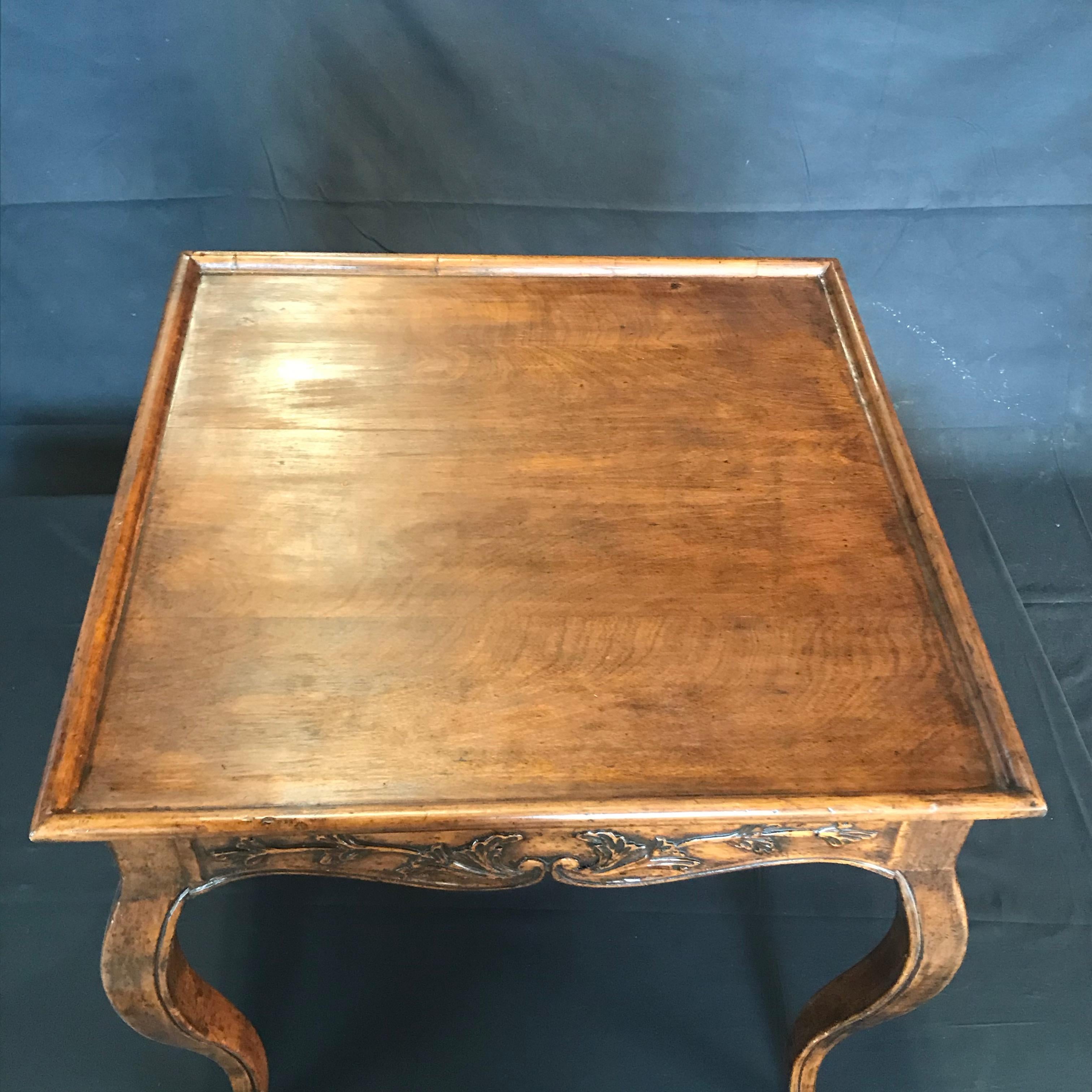Elegant Italian Regency or Louis XV Style Carved Walnut Side Table In Good Condition In Hopewell, NJ