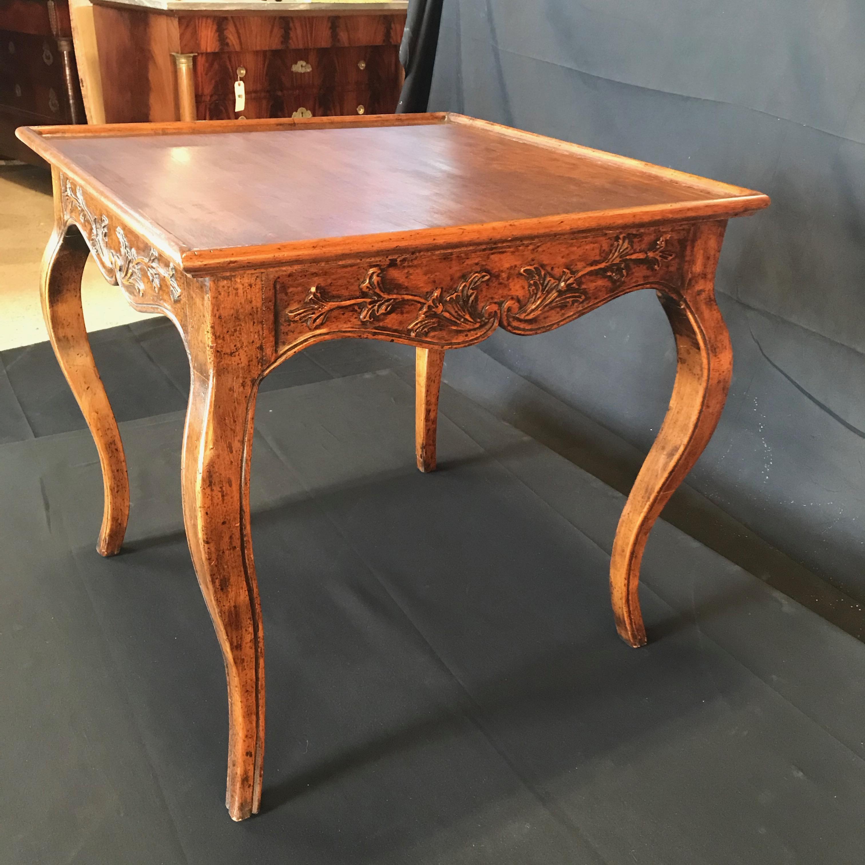 Mid-20th Century Elegant Italian Regency or Louis XV Style Carved Walnut Side Table