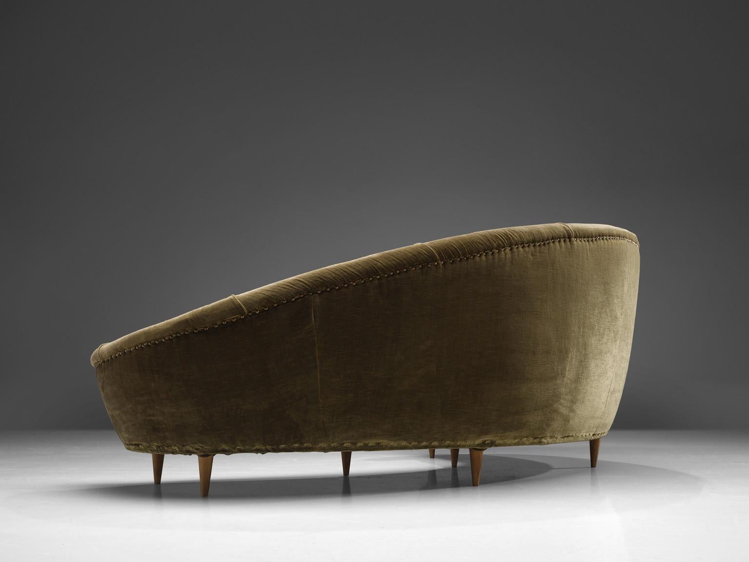 Italienisches Sofa, Samt, Buche Italien, 1950er Jahre

Dieses dynamische italienische Sofa weist starke Ähnlichkeiten mit den Entwürfen von Federico Munari auf. Der Korpus weist einen a-symmetrischen Rücken auf, der auf der linken Seite höher ist