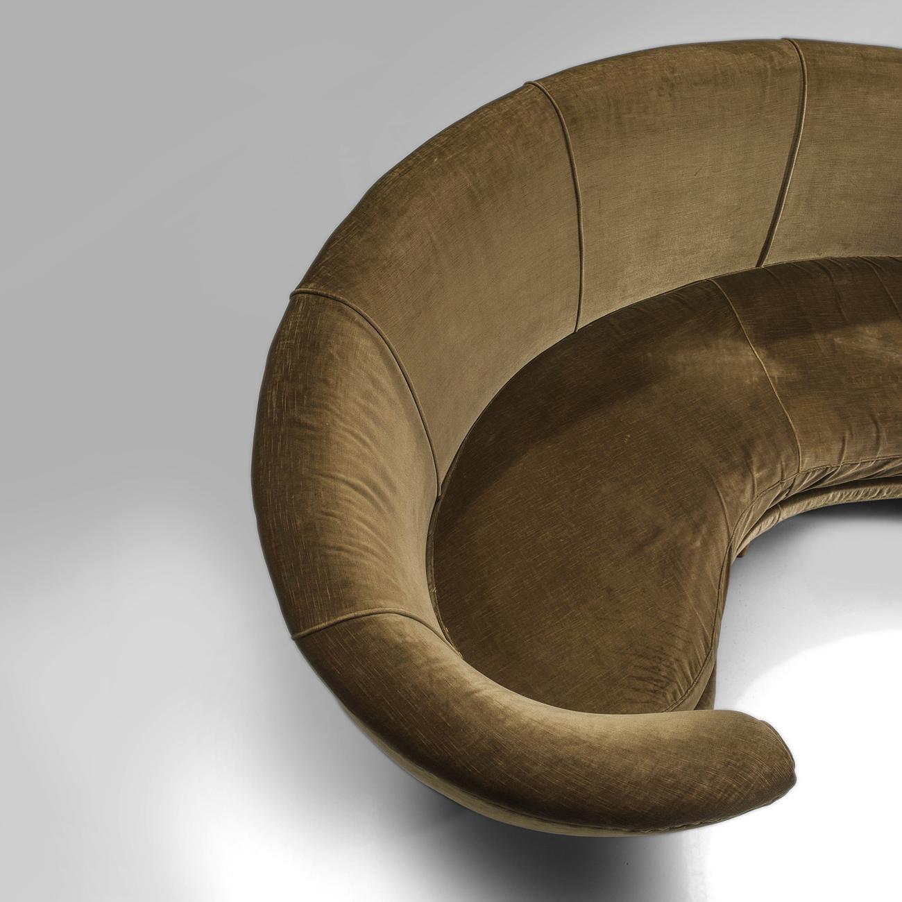 Elegantes italienisches Sofa in dynamischer Form und olivgrüner Samtpolsterung (Moderne der Mitte des Jahrhunderts) im Angebot