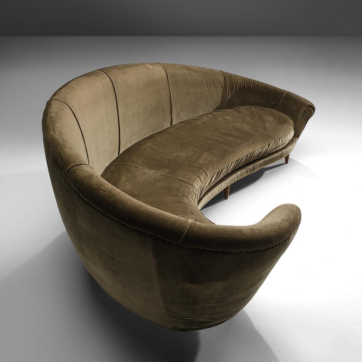Elegantes italienisches Sofa in dynamischer Form und olivgrüner Samtpolsterung im Zustand „Gut“ im Angebot in Waalwijk, NL