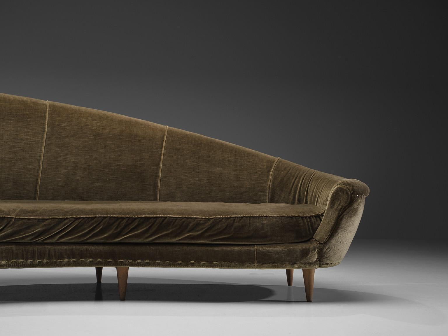 Elegantes italienisches Sofa in dynamischer Form und olivgrüner Samtpolsterung (Mitte des 20. Jahrhunderts) im Angebot