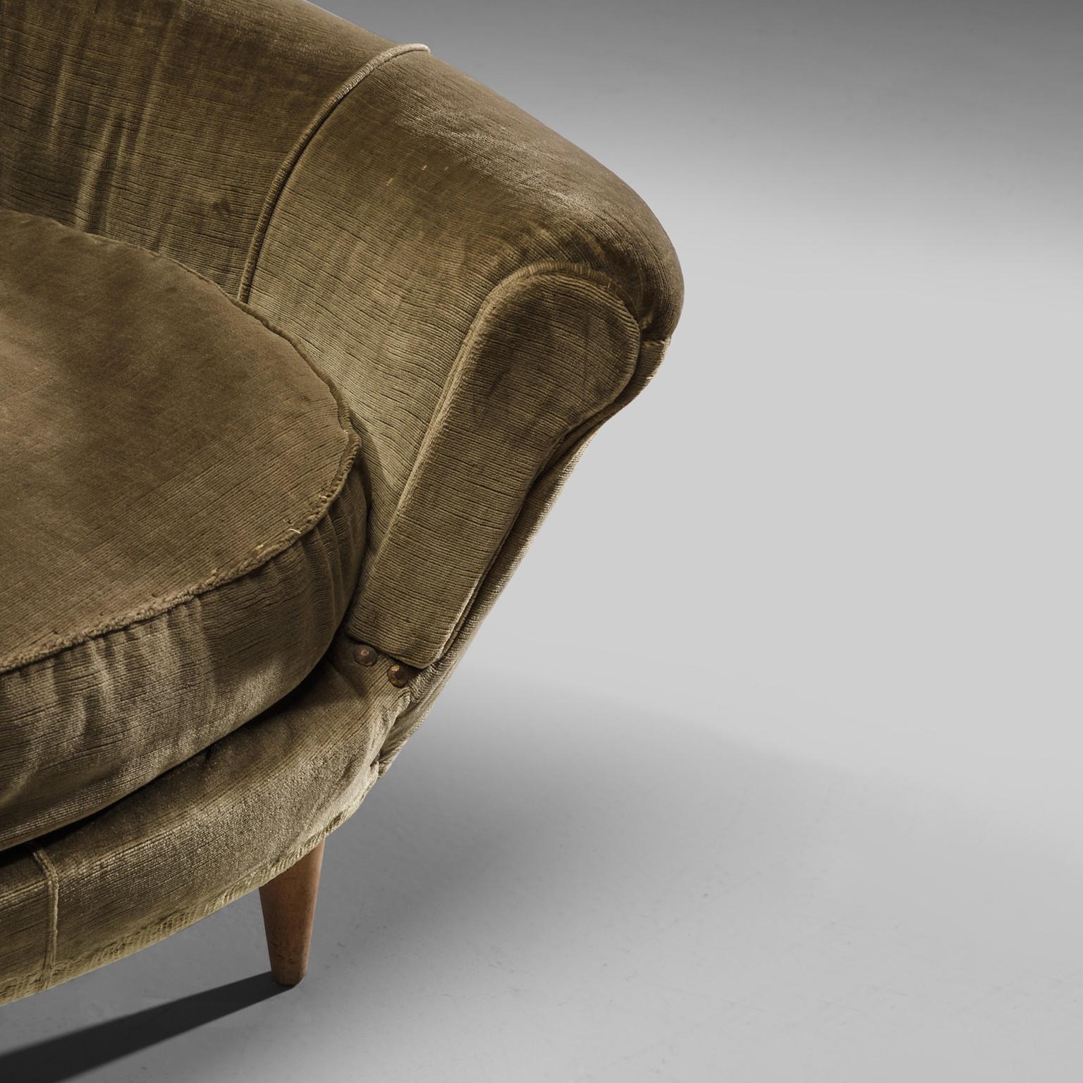 Elegantes italienisches Sofa in dynamischer Form und olivgrüner Samtpolsterung im Angebot 1