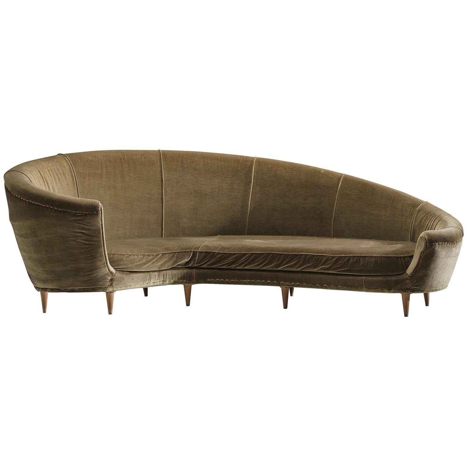 Elegantes italienisches Sofa in dynamischer Form und olivgrüner Samtpolsterung