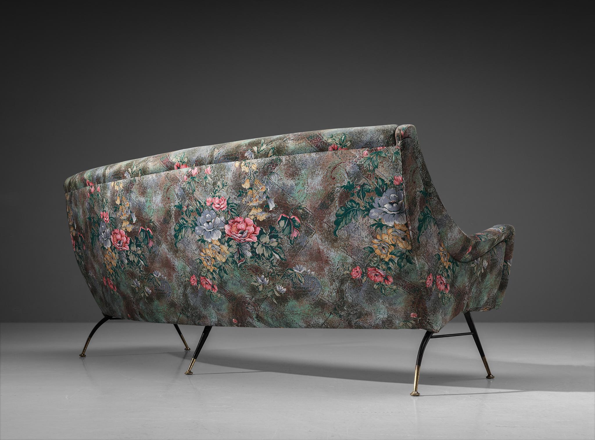 Milieu du XXe siècle Élégant canapé italien en tissu d'ameublement à fleurs en vente