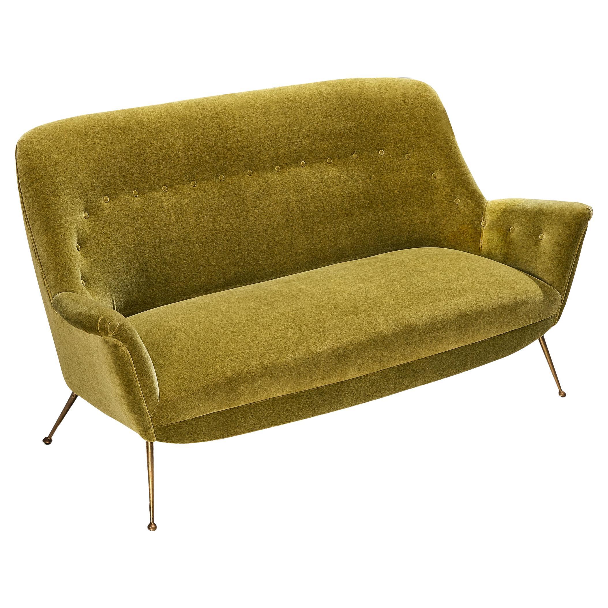 Canapé italien des années 1950 de style The Moderns, en velours vert mousse et laiton en vente