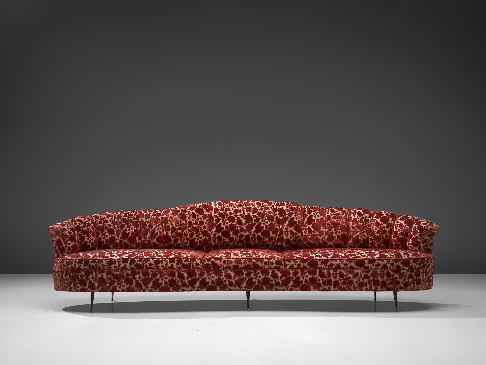 Sofa, fabric and brass, Italy, 1950s

Elegant and large banana sofa with a serpentine backrest. The sofa is theatrical in its look, which is emphasized by the Classic fabric. The sloping backrest is lined and higher in the middle. The seat rests