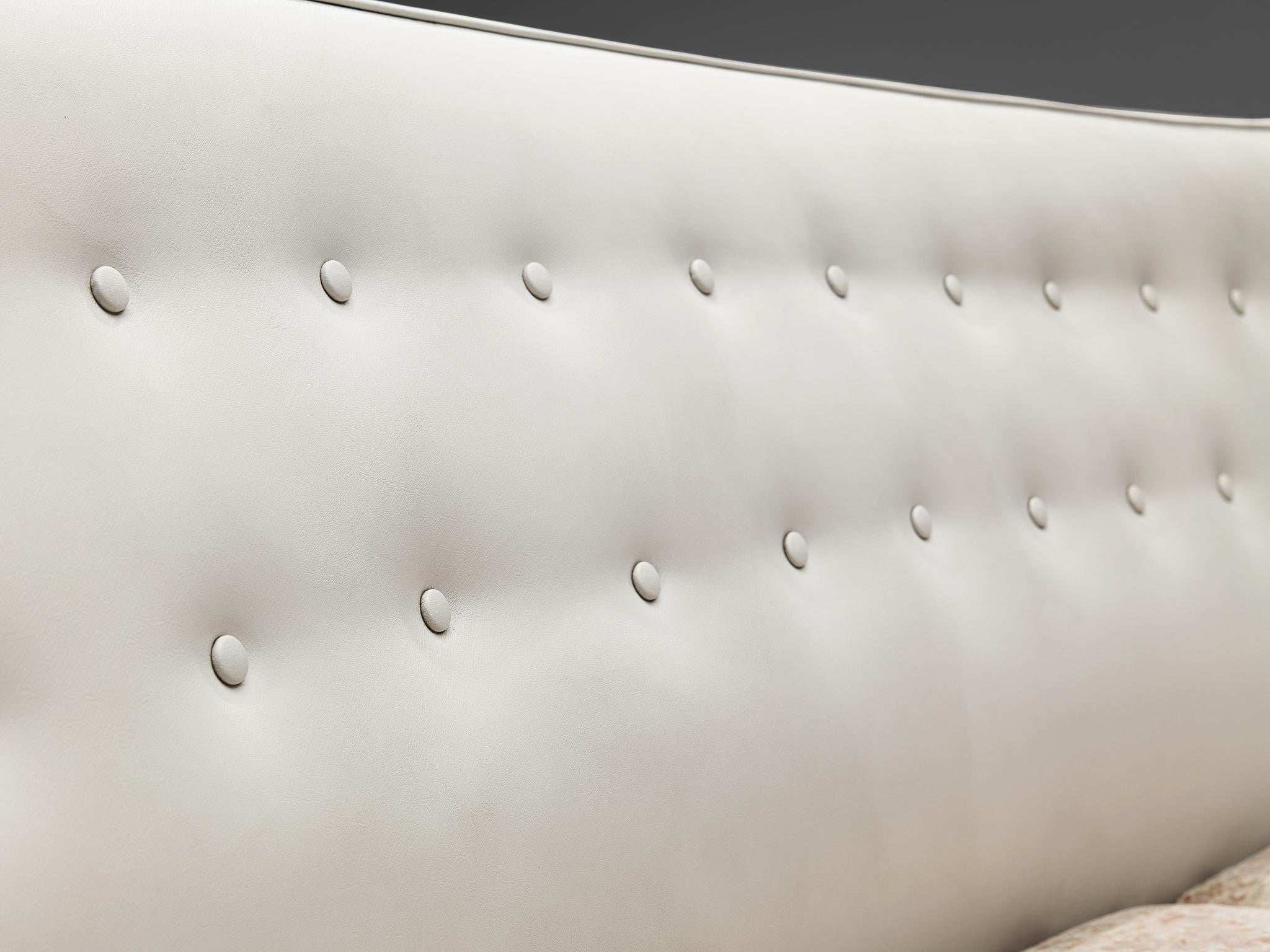 Elegantes italienisches Sofa mit weißem Kunstleder und geblümter Polsterung im Angebot 4