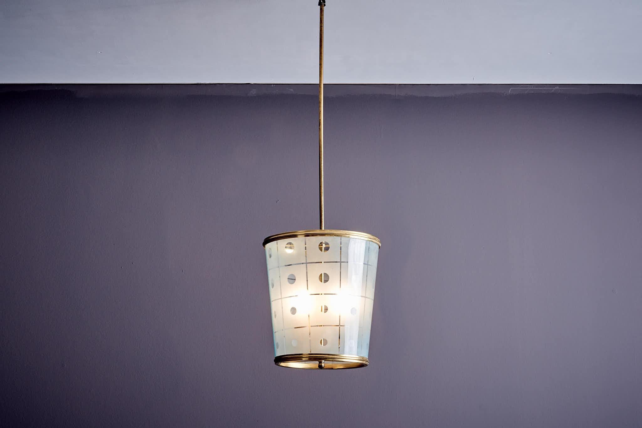 Elegante lampada a sospensione italiana degli anni '50, con struttura in ottone e diffusore in vetro curvato con decorazioni sabbiate. Un pezzo senza tempo di artigianato di metà secolo per elevare qualsiasi spazio.