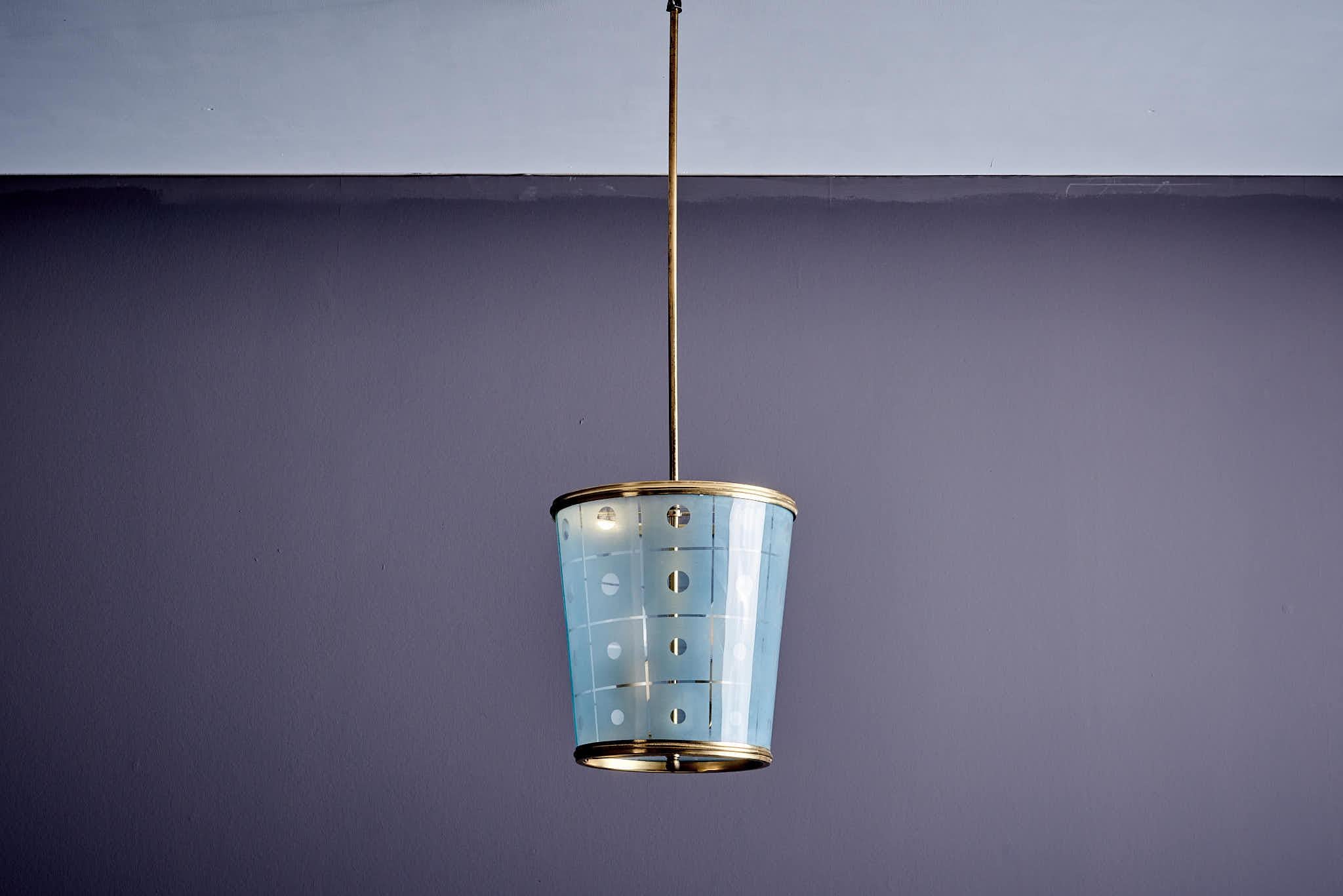 Mid-Century moderno Elegante lampada a sospensione italiana con decorazione sabbiata in vendita