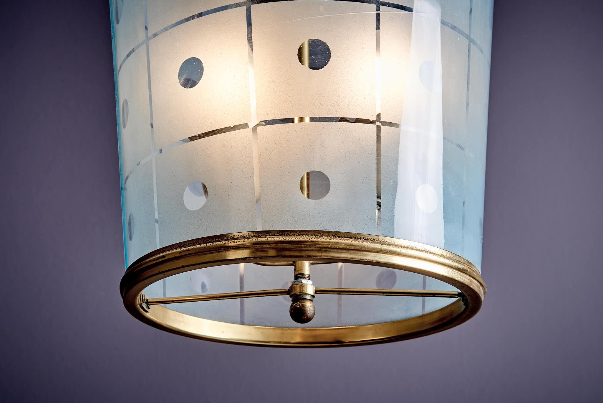Metà XX secolo Elegante lampada a sospensione italiana con decorazione sabbiata in vendita
