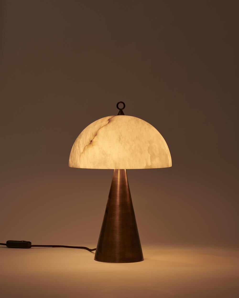 Elegante italienische Tischleuchte 'Fungotto' aus gebürsteter Bronze (Moderne der Mitte des Jahrhunderts) im Angebot