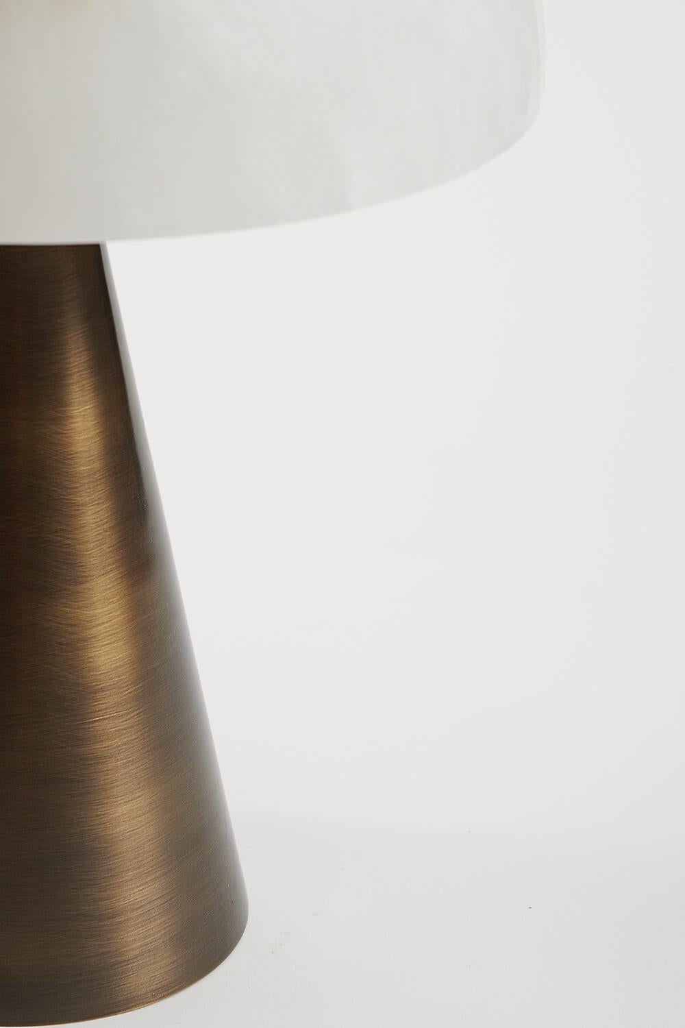 Elegante italienische Tischleuchte 'Fungotto' aus gebürsteter Bronze (Verzinkt) im Angebot
