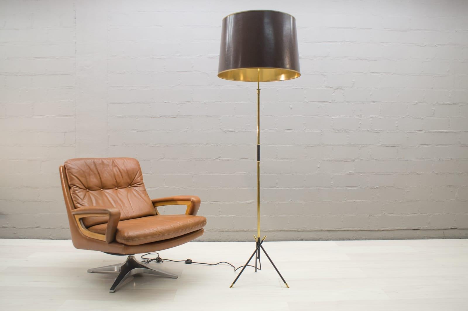Elegance meets perfection in the lightness of Italian mid-century modern design from the 1950s to the 1960s. 
Height adjustable from 166cm to 176cm. 
Simply beautiful and very decorative. The dimensions of the dark brown lampshade with the golden