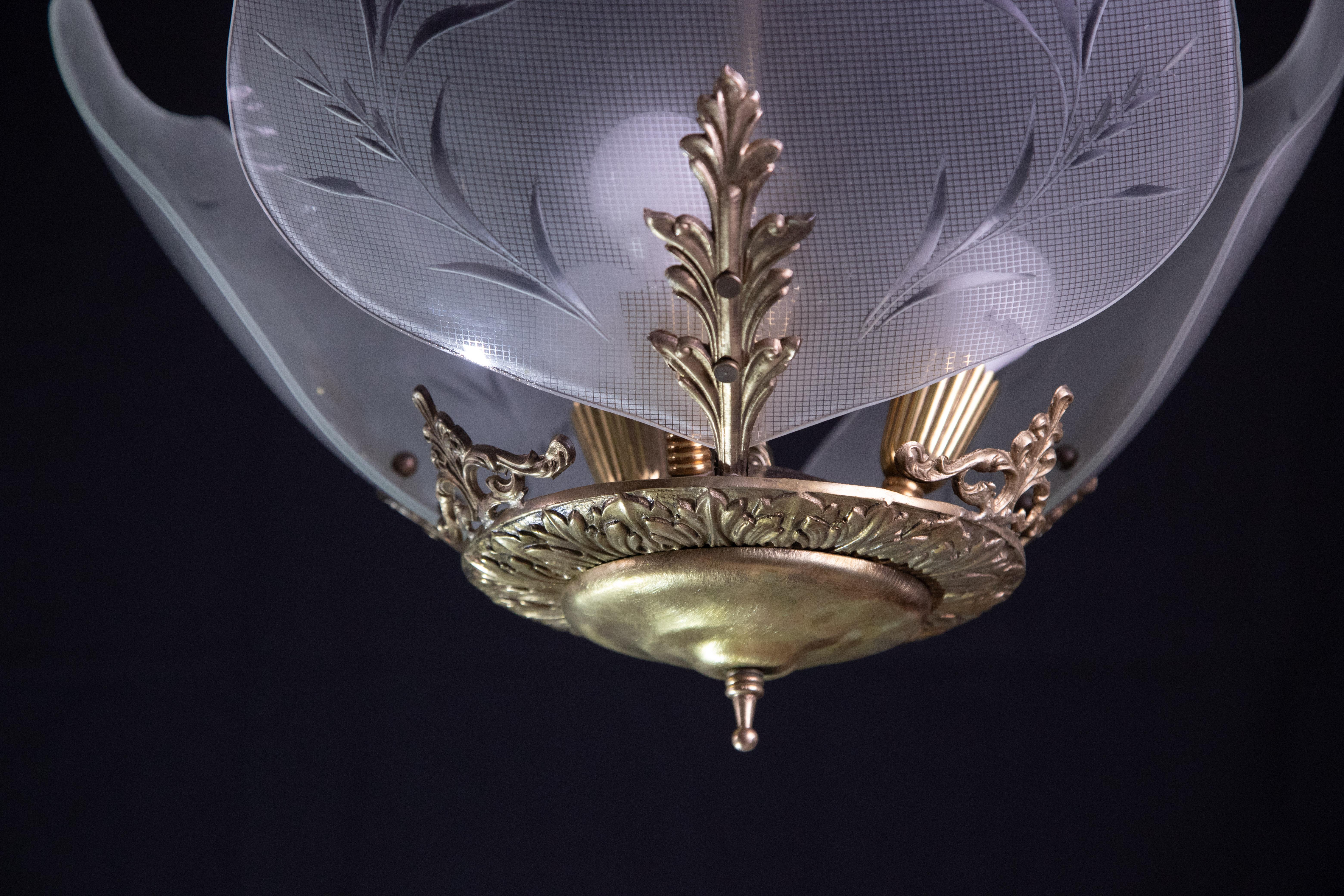 Elegant Italian Vintage Art Decò Glass and Brass, 1950s For Sale 5
